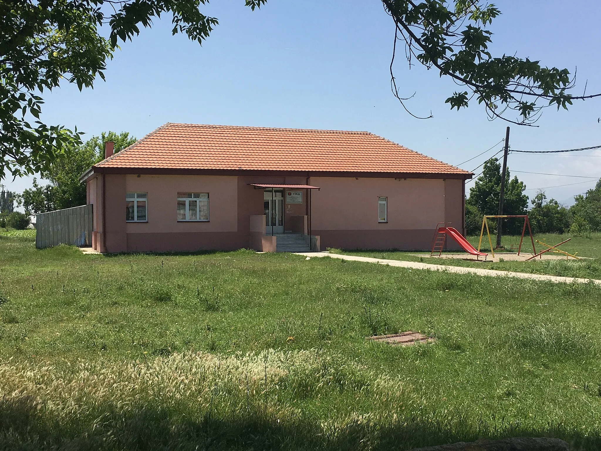 Photo showing: The primary school in the village of Budakovo