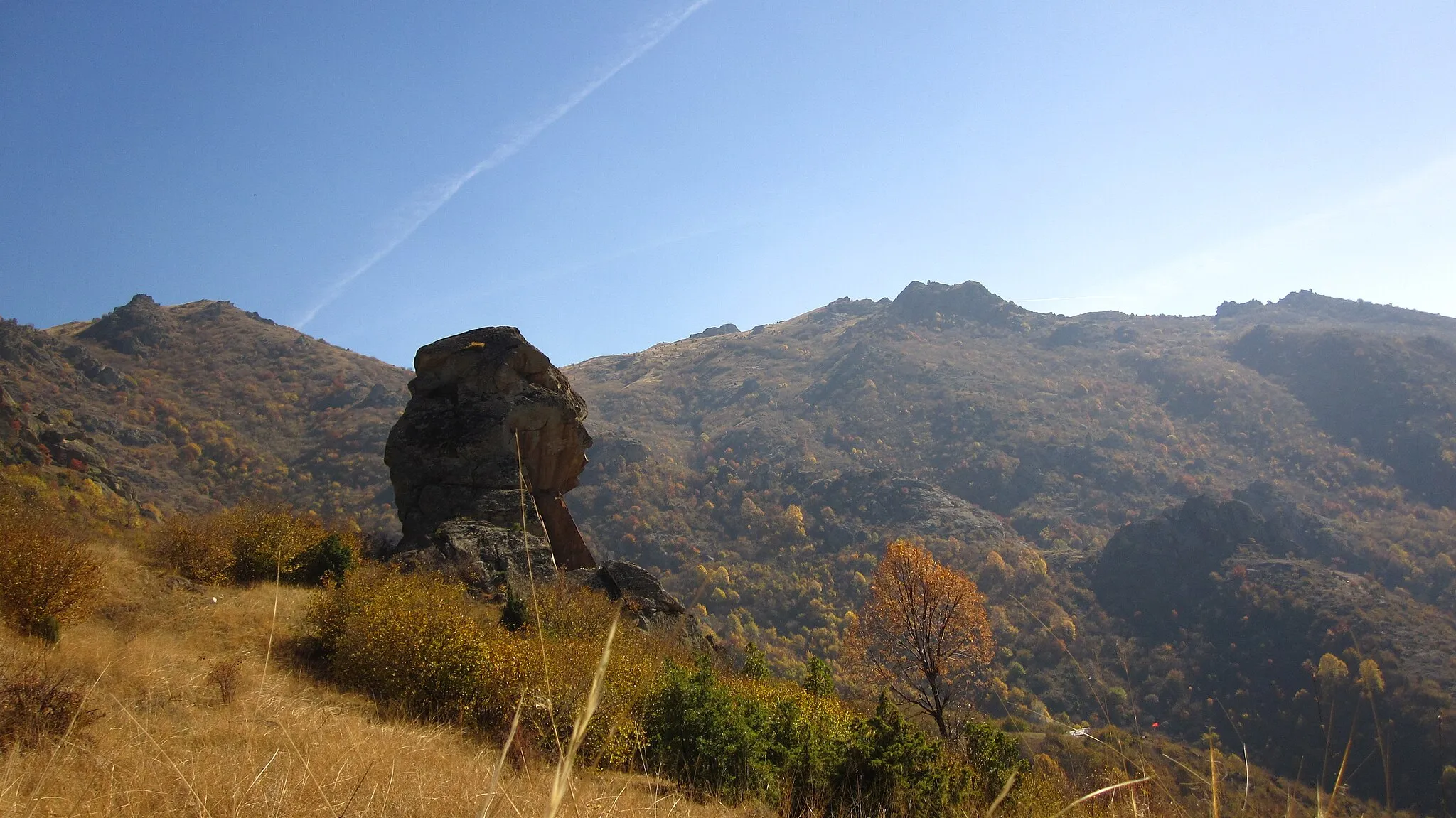 Photo showing: Карпата „Мома“ (сликана од нејзина десна страна) се наоѓа на Селечка Планина над с. Селце, Прилеп.
