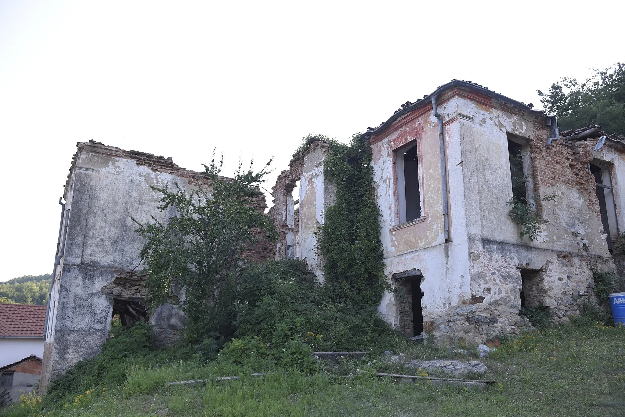 Photo showing: Ruins of a house in the village of Leva Reka, Resen Municipality.