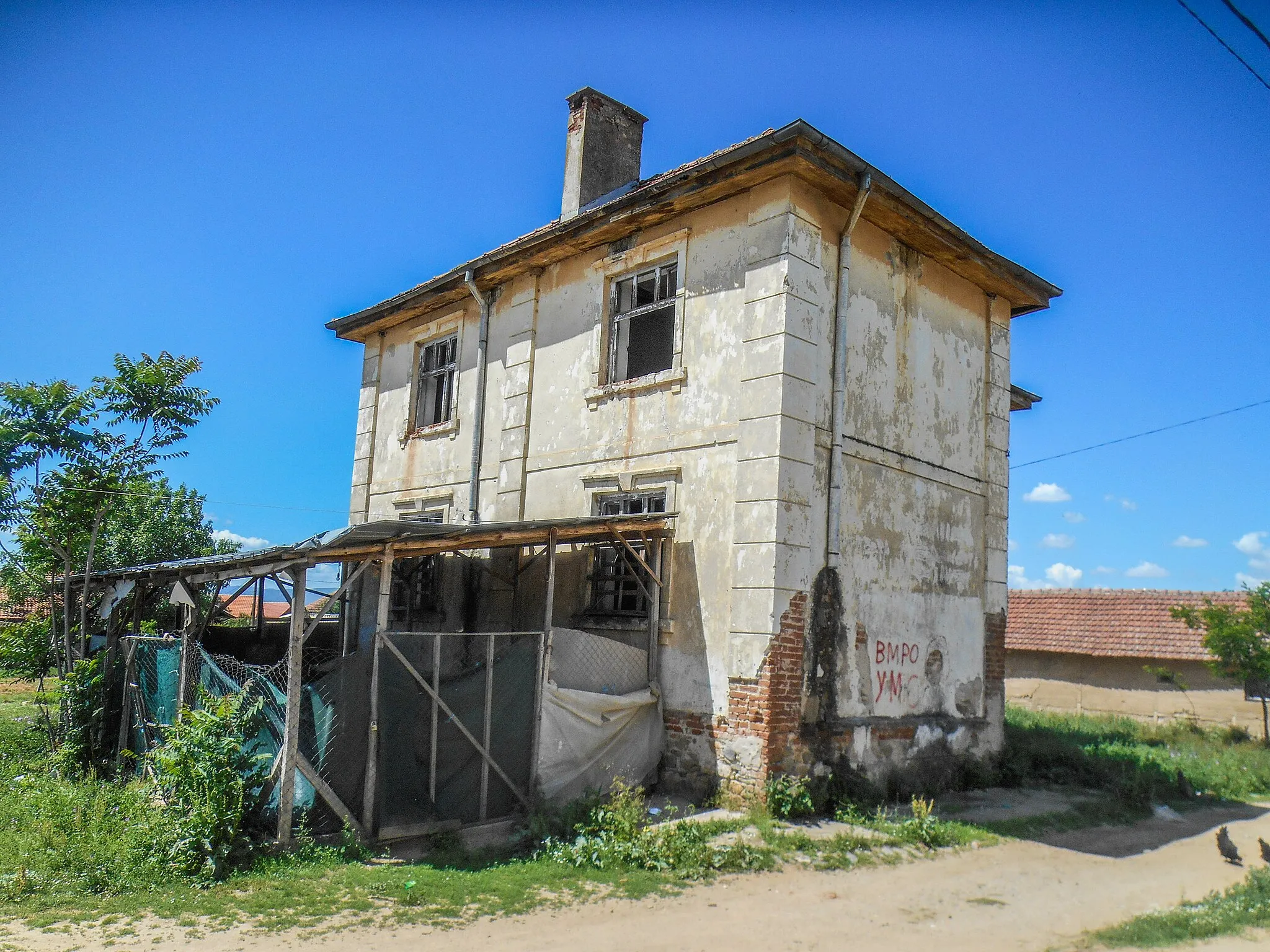 Photo showing: Поранешно училиште во Доброшинци