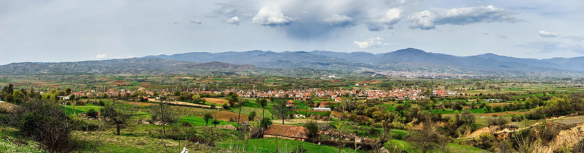 Photo showing: Panoramic view of the village of Injevo with the town of Radoviš in the background)