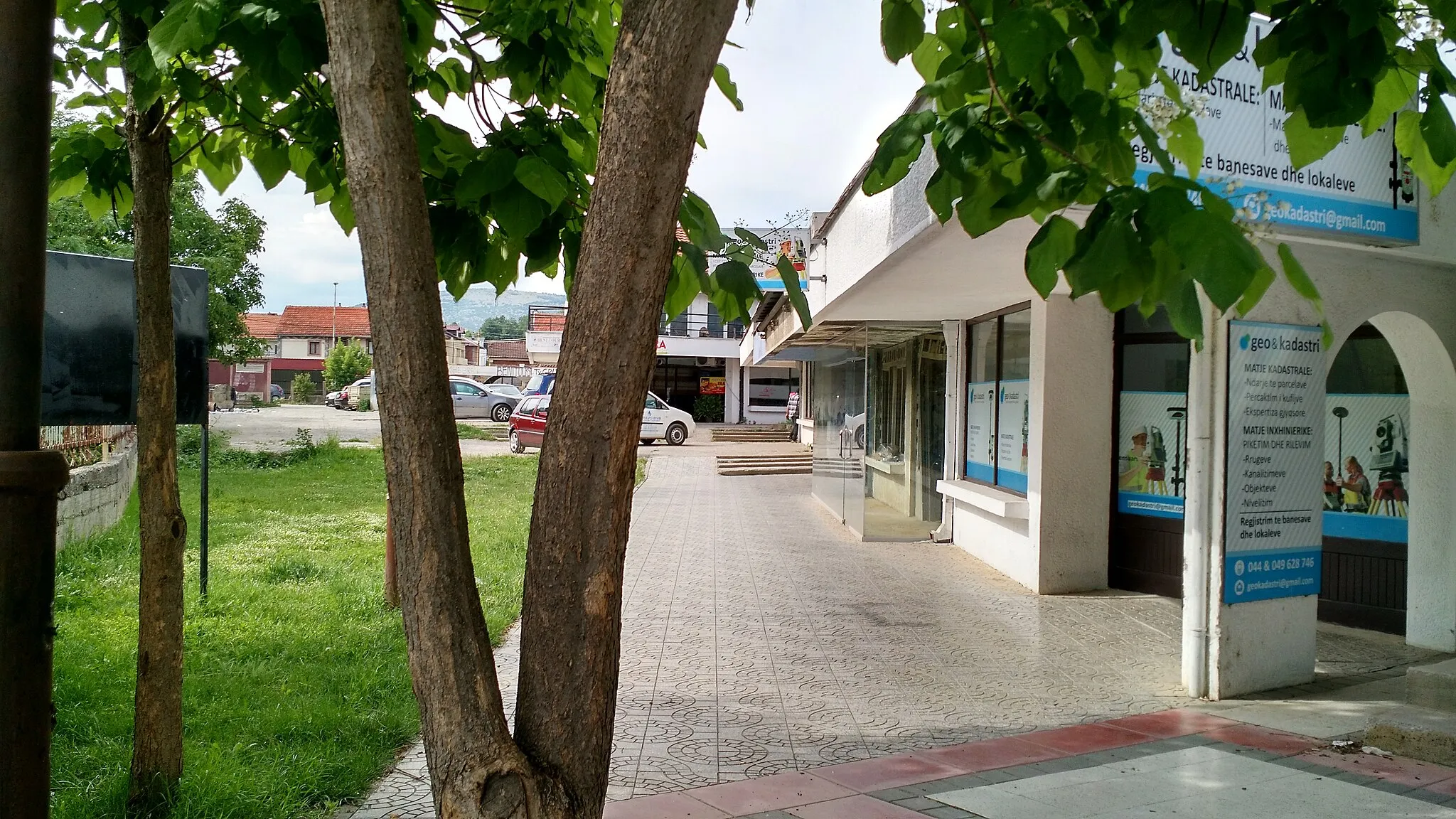 Photo showing: A photograph showing the sidewalk outside the location of the 1999 Suva Reka massacre.