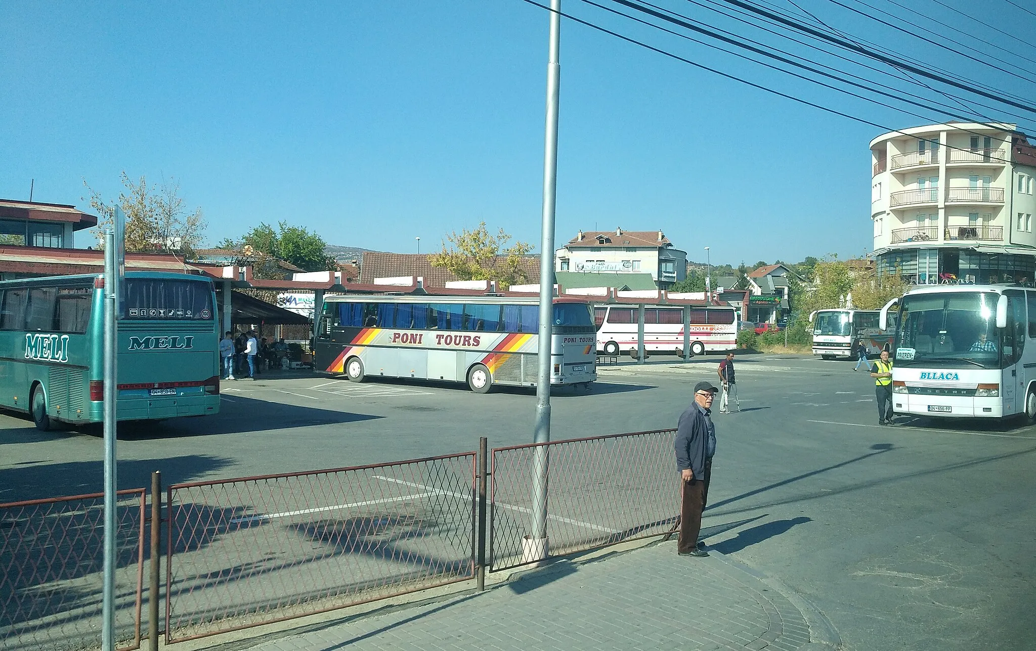 Photo showing: Gare routière de Suharekë (Suva Reka en serbe), au Kosovo.