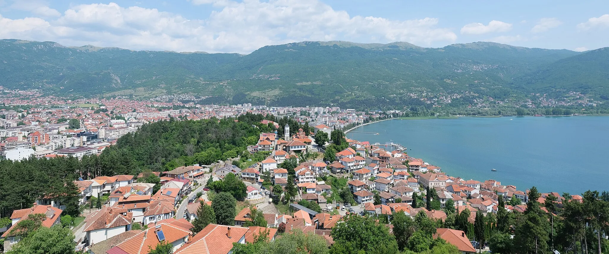 Photo showing: Ohrid seen from Samuel's Fortress.