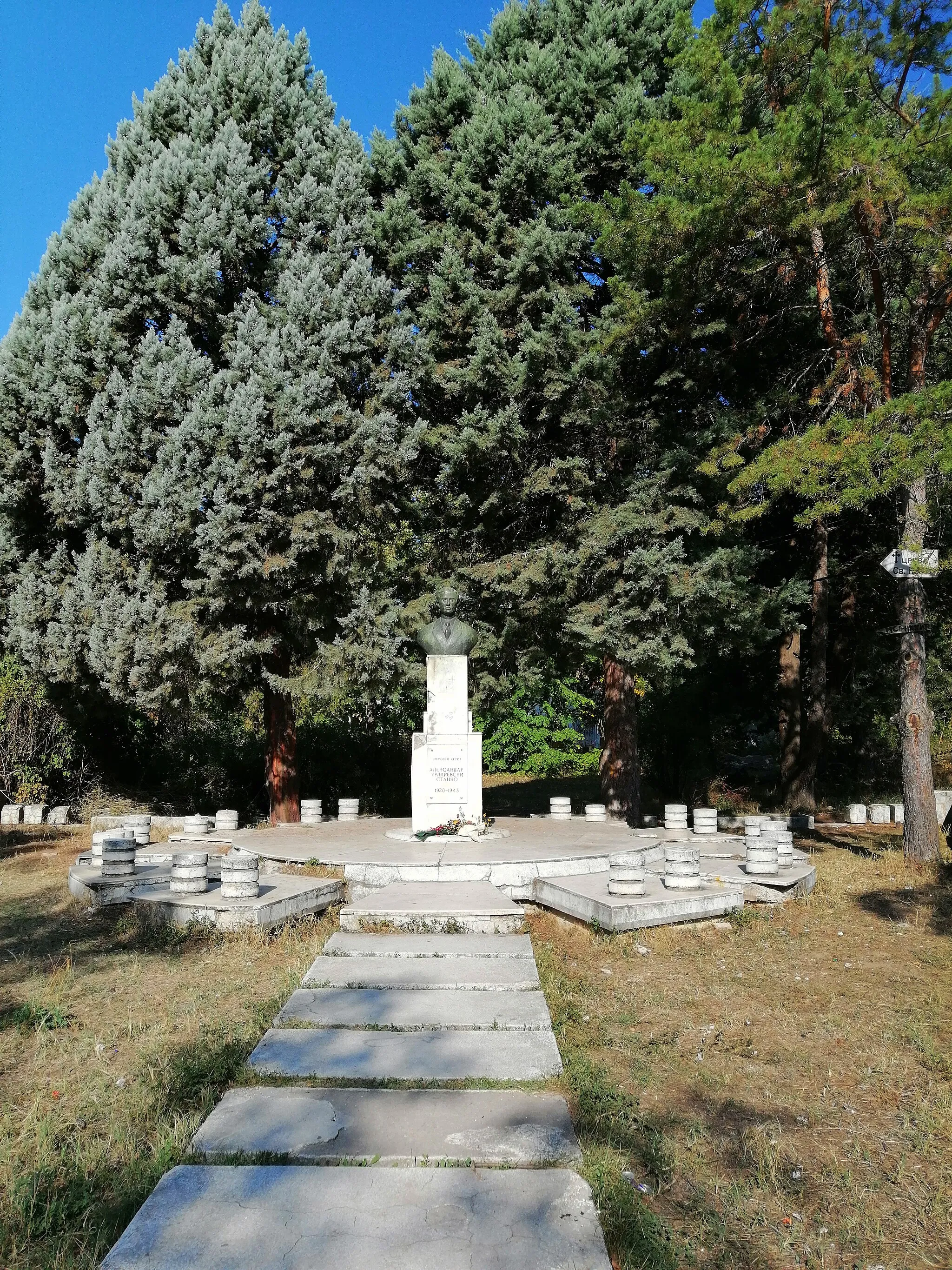 Photo showing: Bust of Aleksandar Urdarevski