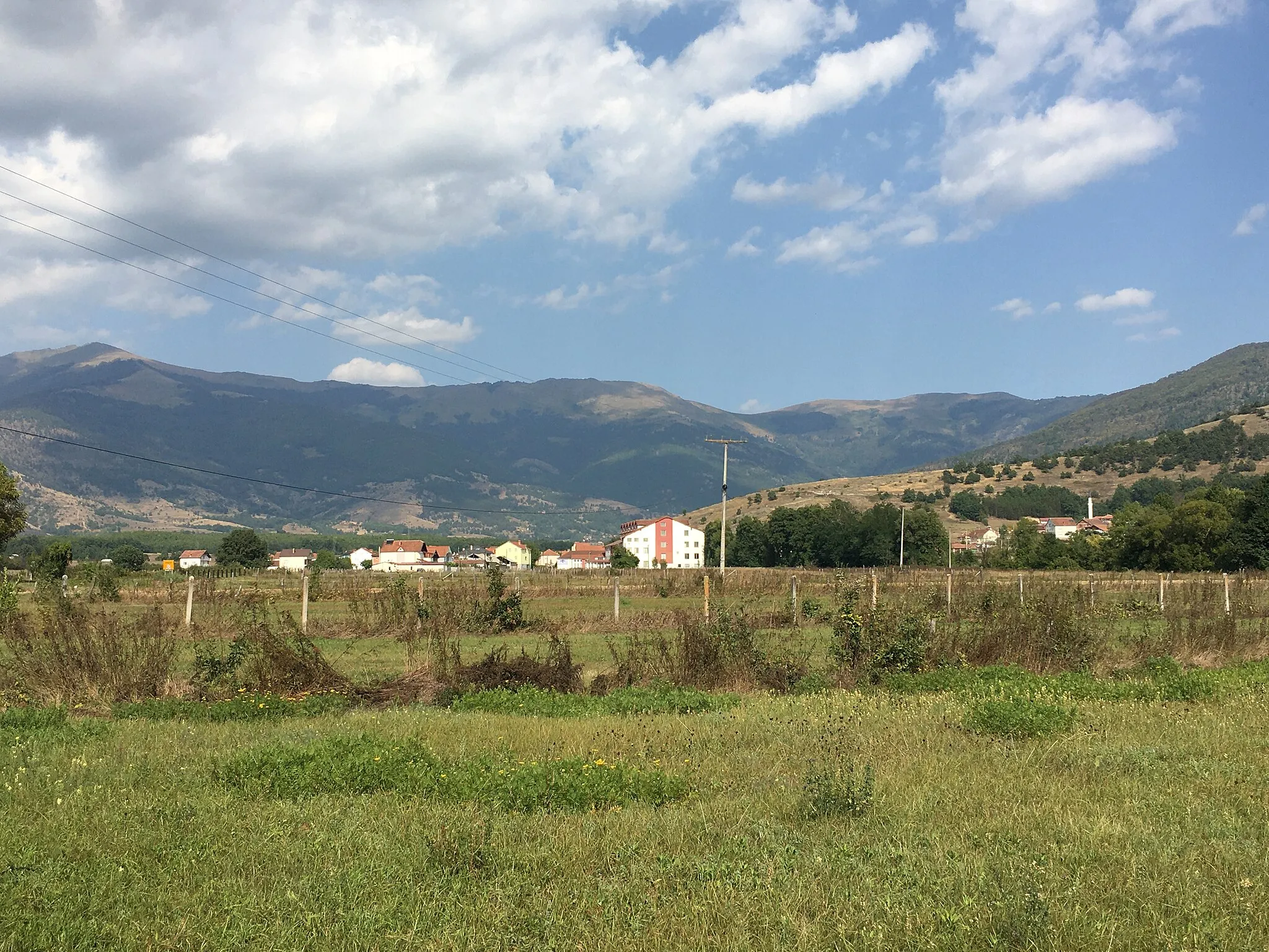 Photo showing: A view of the village of Arangel