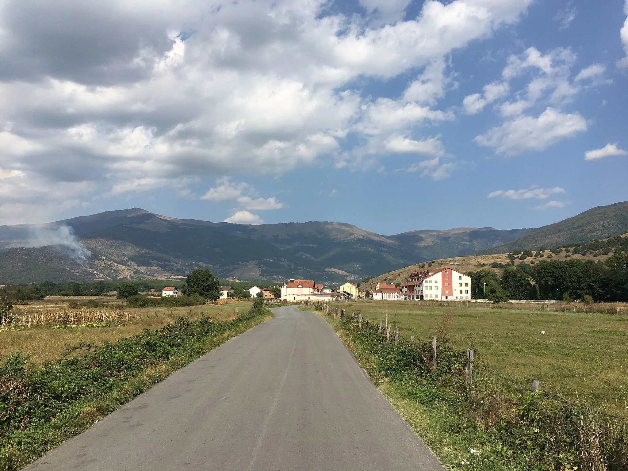 Photo showing: A view of the village of Arangel