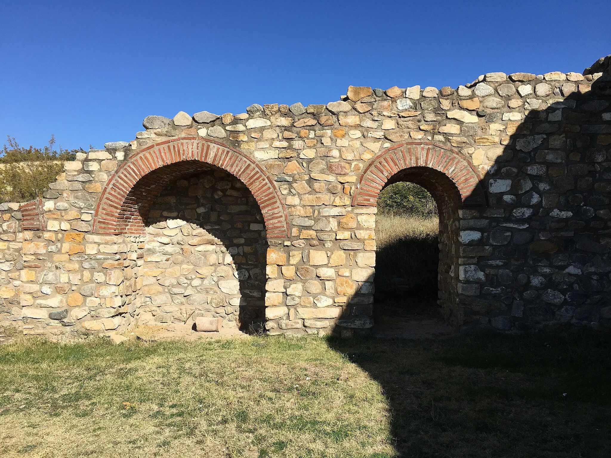 Photo showing: A wall in the ancient city of Bargala