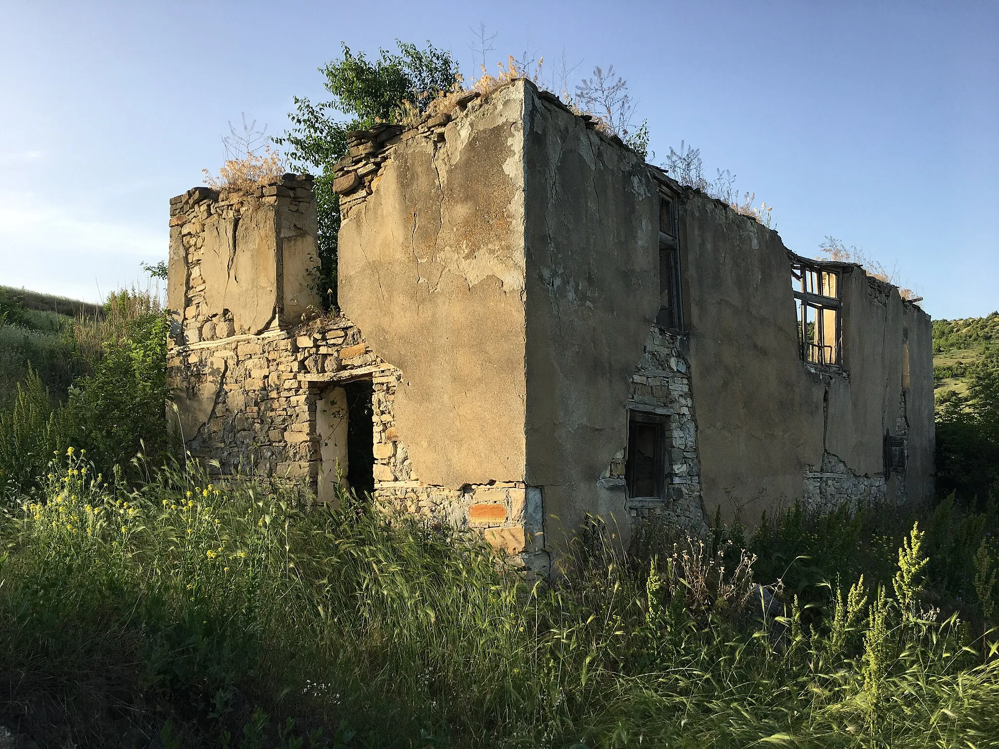 Photo showing: A ruined building in the village of Besvica