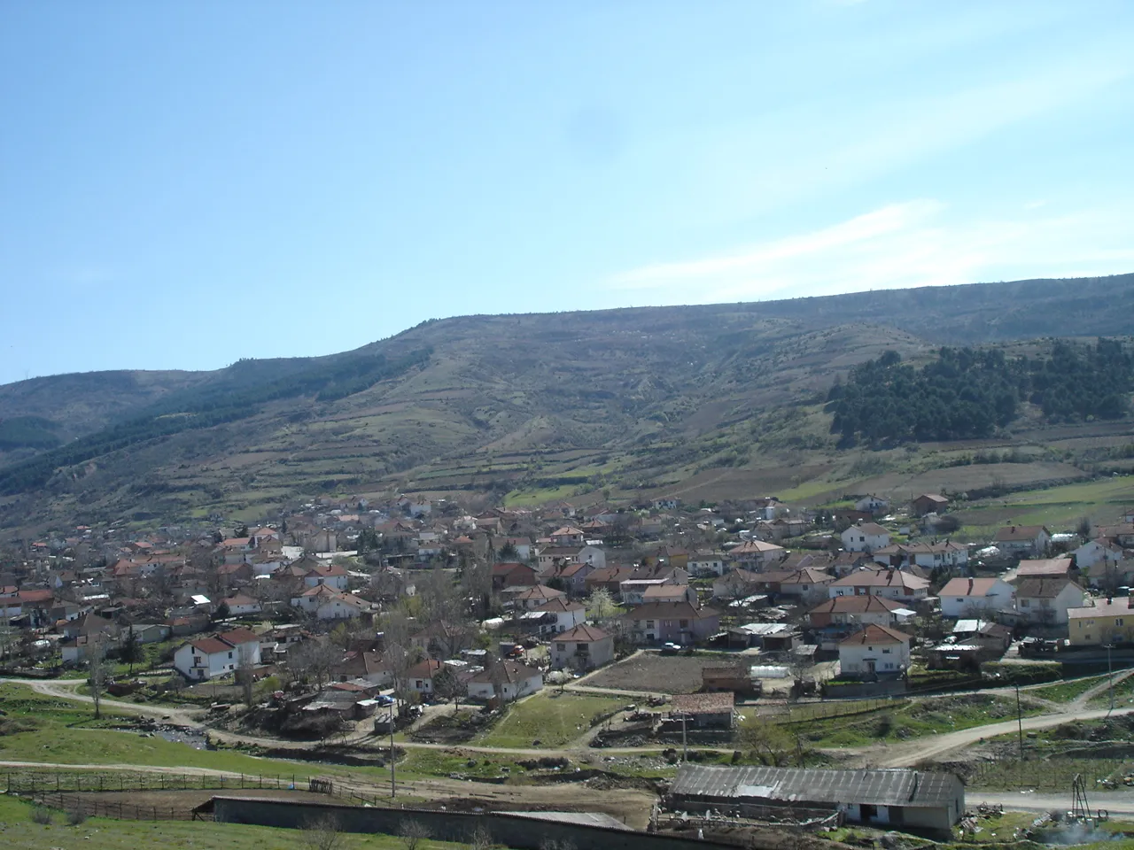 Photo showing: Village of Dolni Disan and Venec Hill in Negotino Municipality, Macedonia