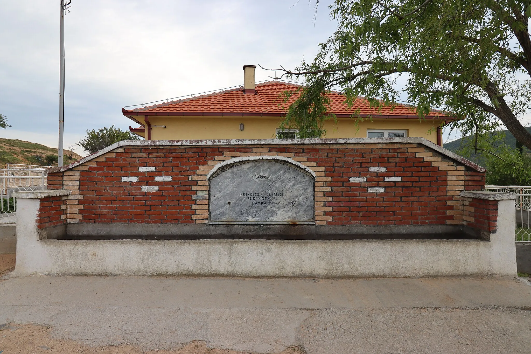 Photo showing: A pump in the village of Kazandol