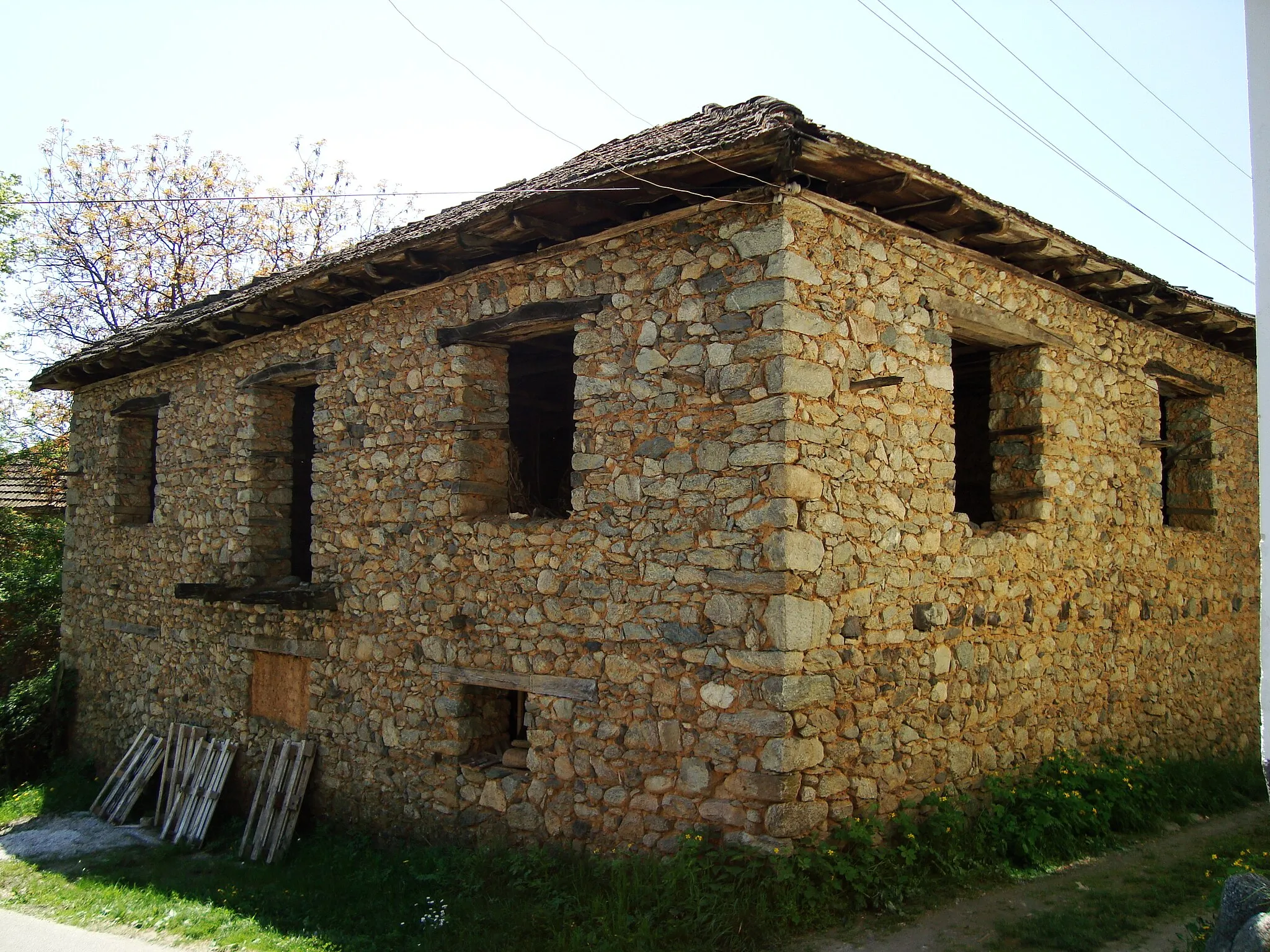 Photo showing: An old house in Belovište, Macedonia.