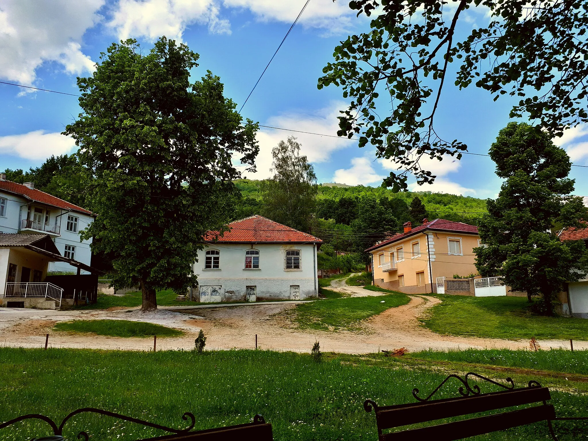 Photo showing: Part of the village Vratnica