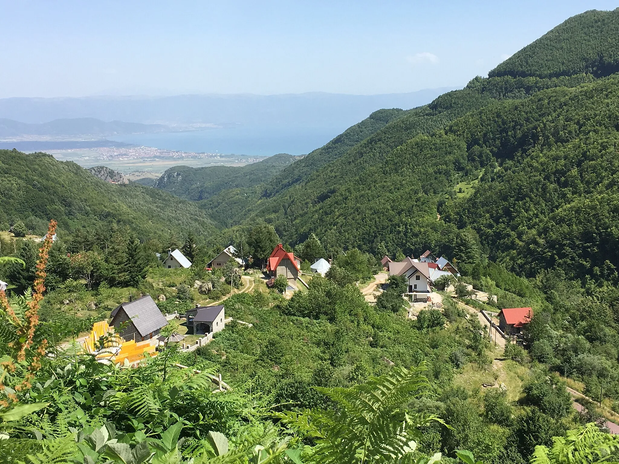 Photo showing: Panoramic view of the village of Gorna Belica with Struško Pole and Lake Ohrid in the background