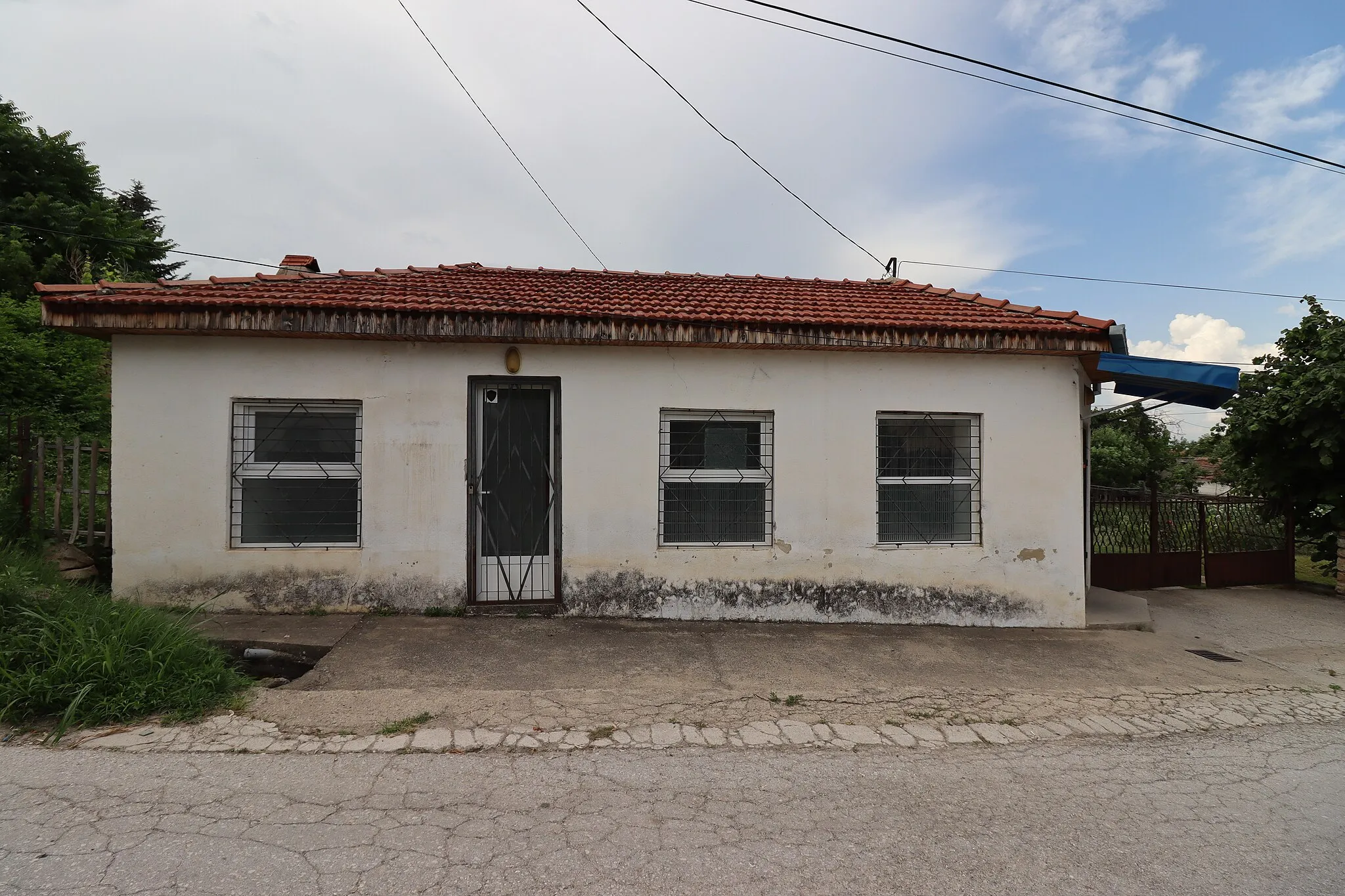 Photo showing: A commercial building in the village of Bistrica