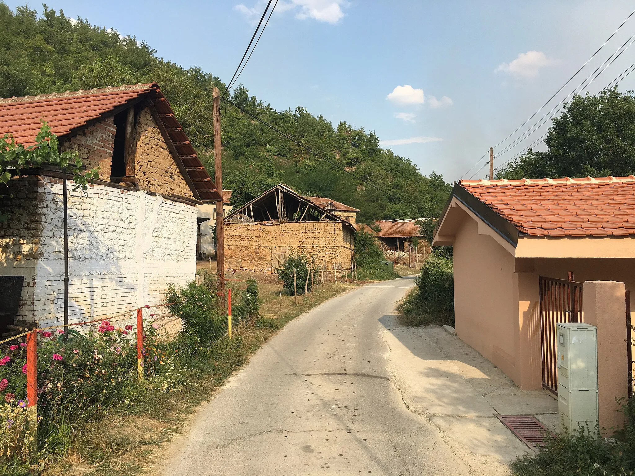 Photo showing: A street through the village of Vapila