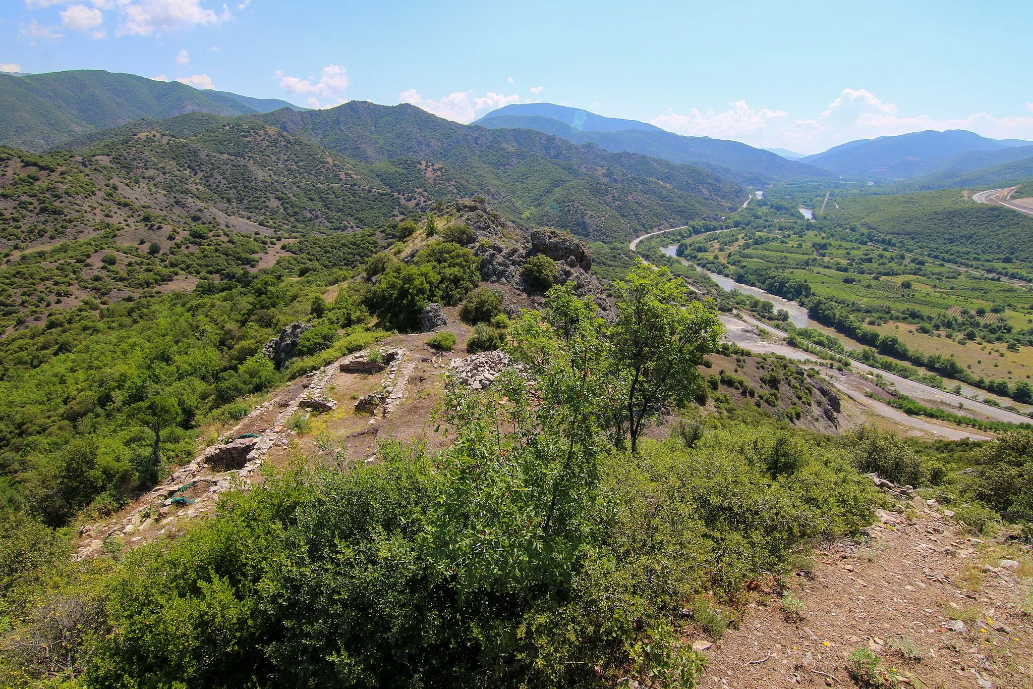 Photo showing: The archaeological site called Kale or Strezov Grad (Town of Strez), which is almost 100% accepted as the Medieval town of Prosek. Located near the town of Demir Kapija, Macedonia. The photography shows a necropolis and a former church seen from above.