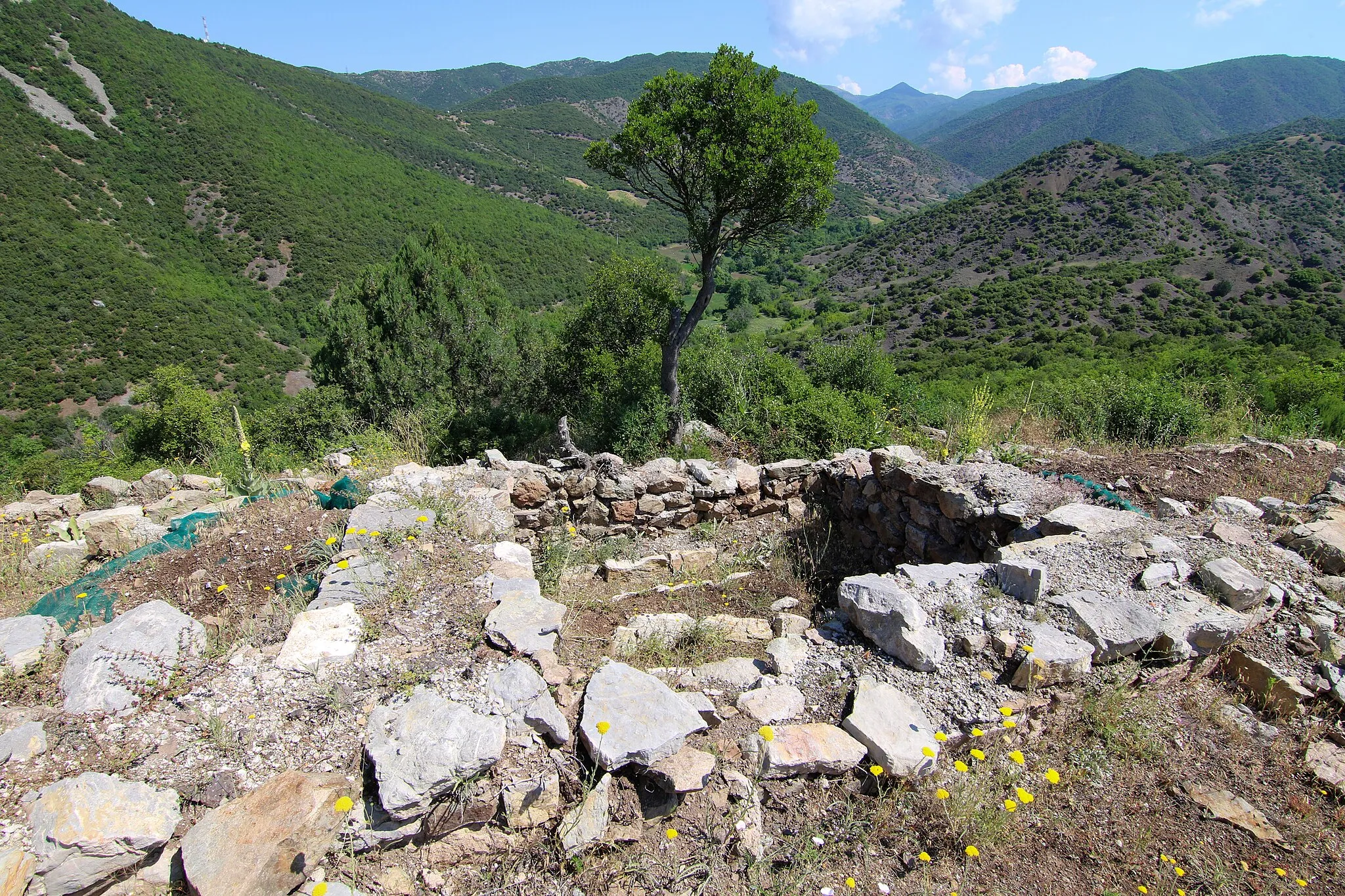 Photo showing: The archaeological site called Kale or Strezov Grad (Town of Strez), which is almost 100% accepted as the Medieval town of Prosek. Located near the town of Demir Kapija, Macedonia. The photography shows a necropolis near a former church.