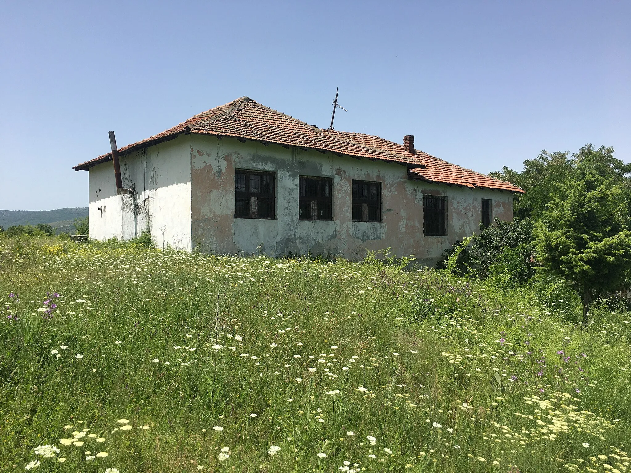 Photo showing: The former school in the village of Dračevica
