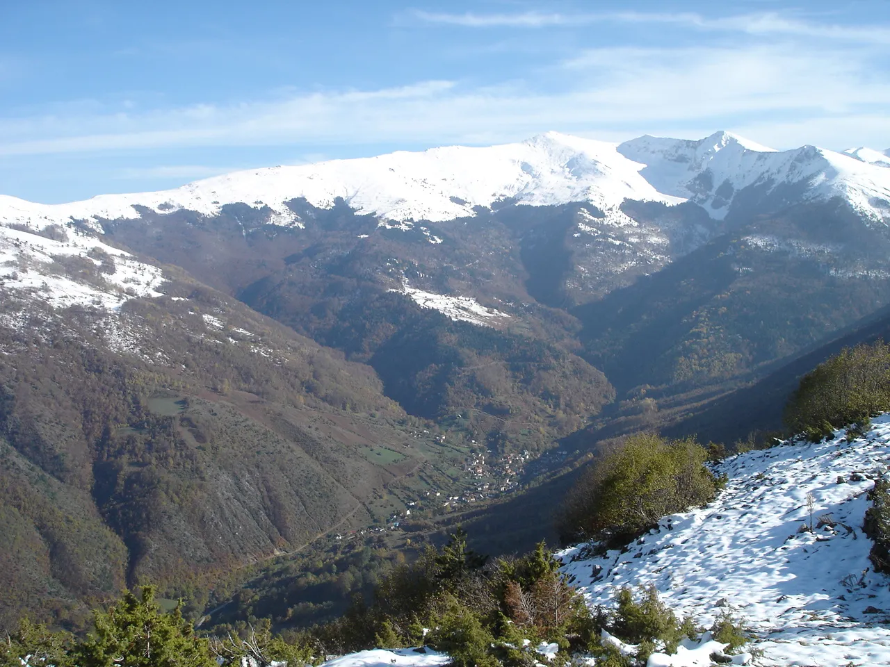 Photo showing: Village of Patishka Reka and mountain Karadzica, Macedonia