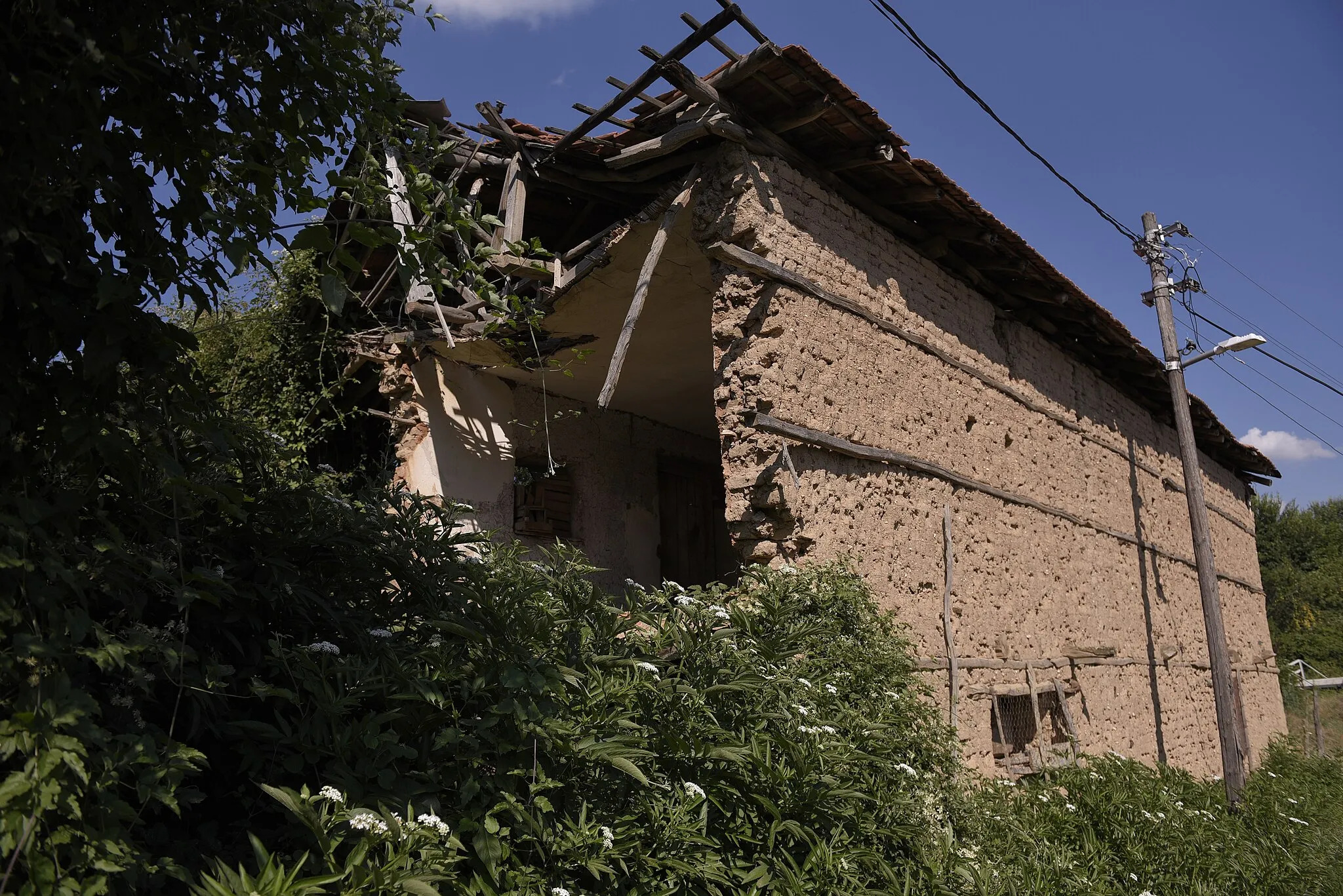 Photo showing: Ruins of a house in the village of Gorno Dupeni, Resen Municipality.