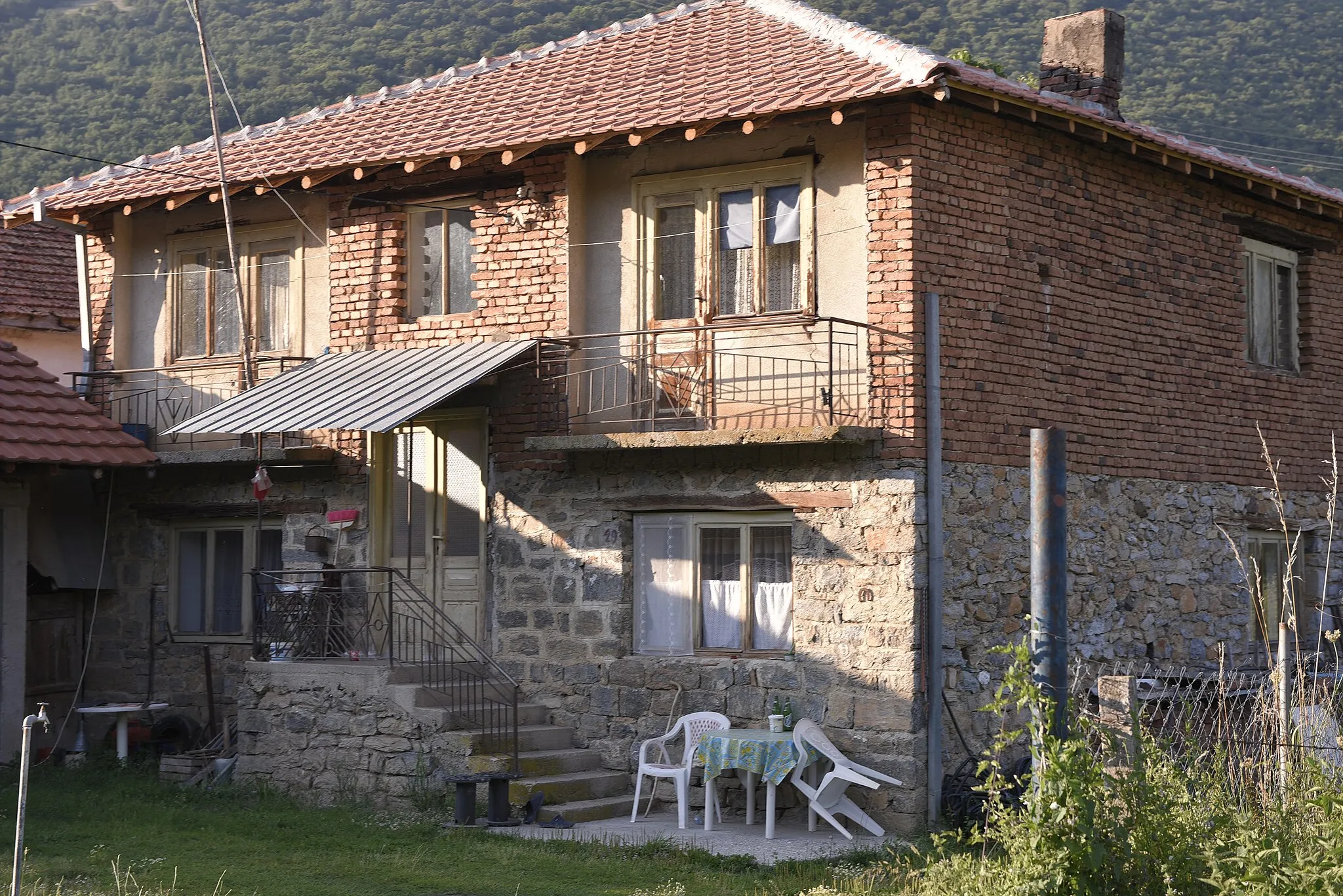 Photo showing: A house in the village of Gorno Krušje, Resen Municipality.