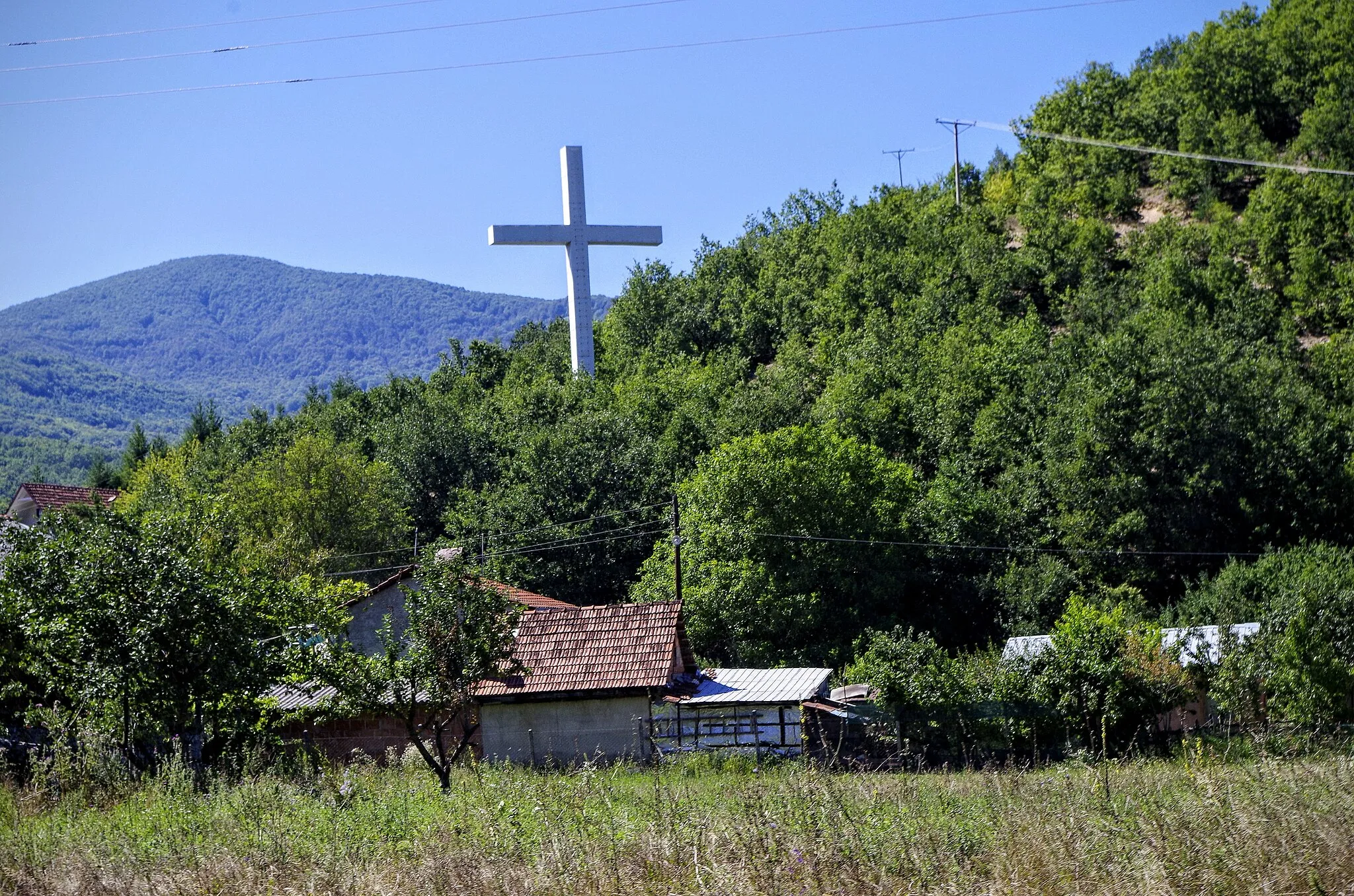 Photo showing: View of the cross in the village Pesočani