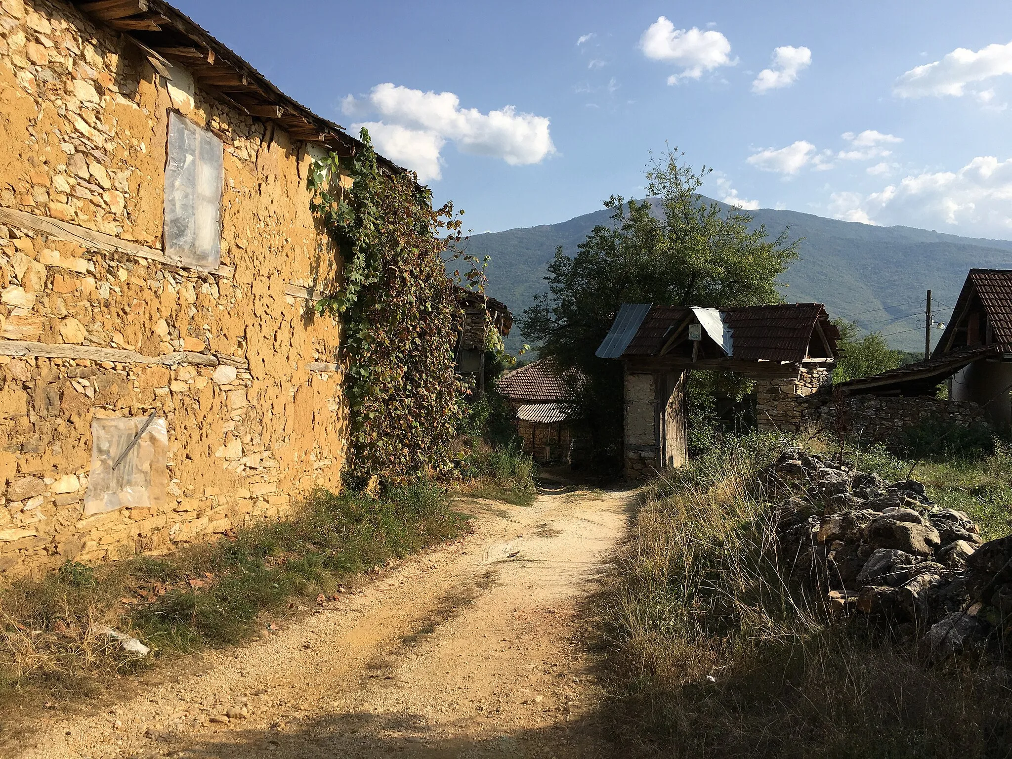 Photo showing: An alley in the village of Miokazi