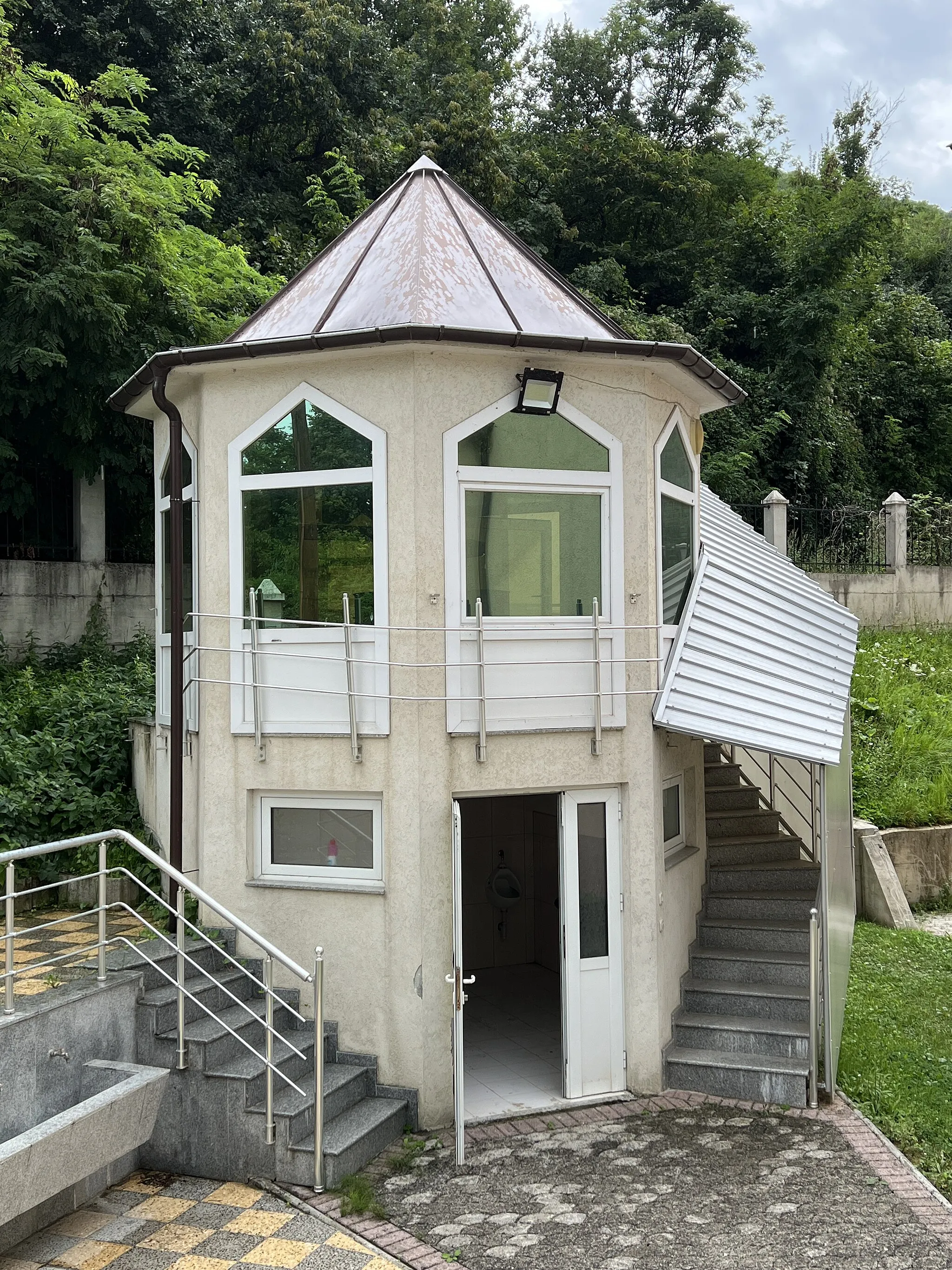 Photo showing: A shadirvan in New Mosque's yard in the village of Mirdita