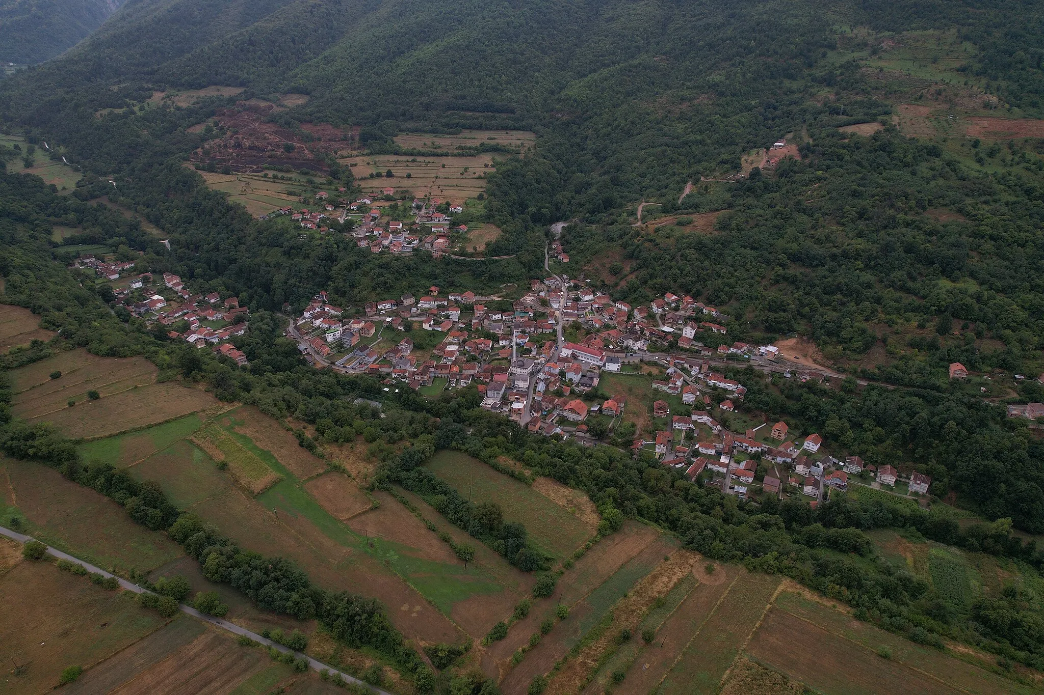 Photo showing: A view of the village of Rečane