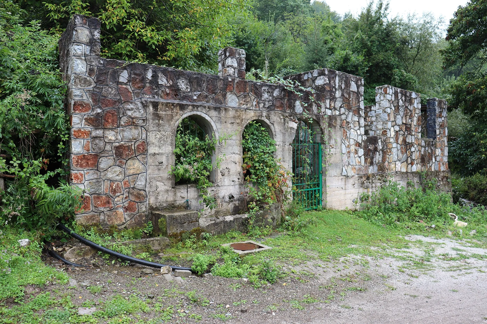 Photo showing: Remnants of an old mosque in the mosque's yard in the village of Orḱuše