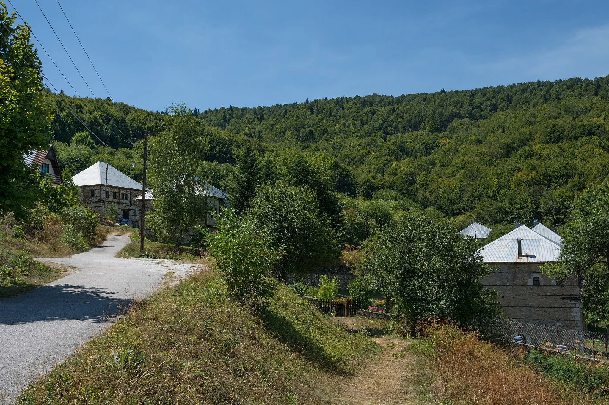 Photo showing: Куќи во село Кичиница, општина Маврово-Ростуша