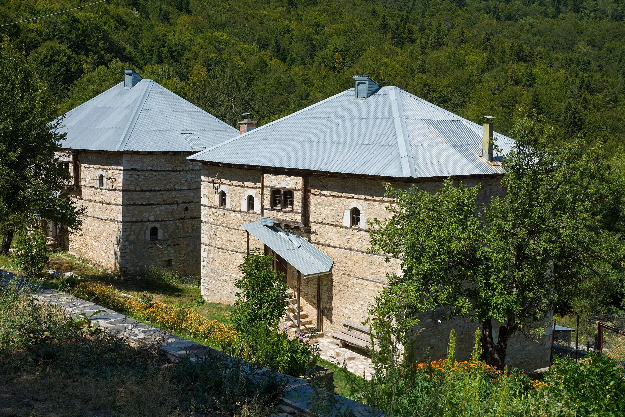 Photo showing: Куќи со традиционална архитектура во село Кичиница, општина Маврово-Ростуша