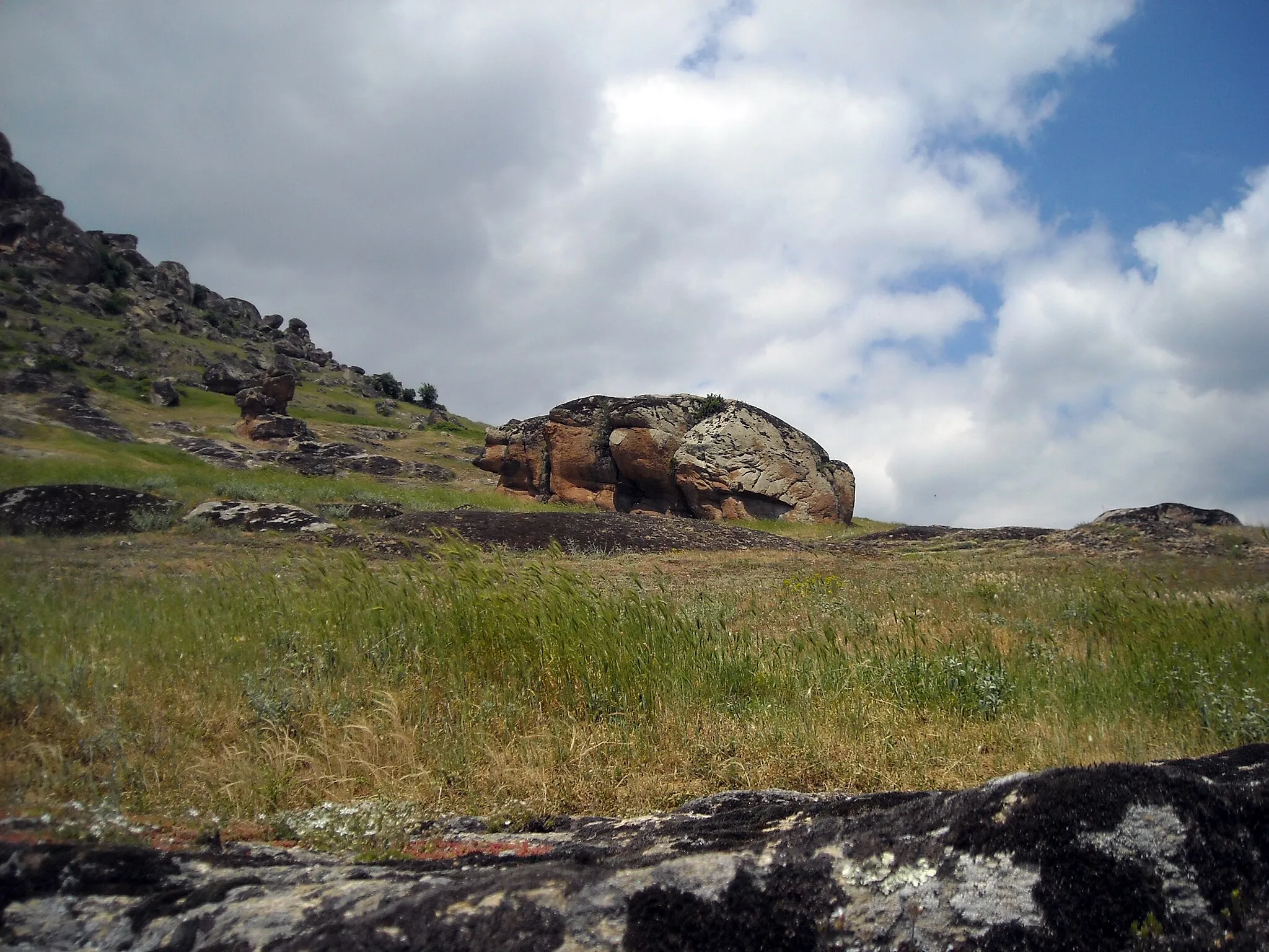 Photo showing: This rock is known under the name "Frog".
It's found in Markovi Kuli, near Prilep.

(Digitally processed to remove the "cultural heritage")