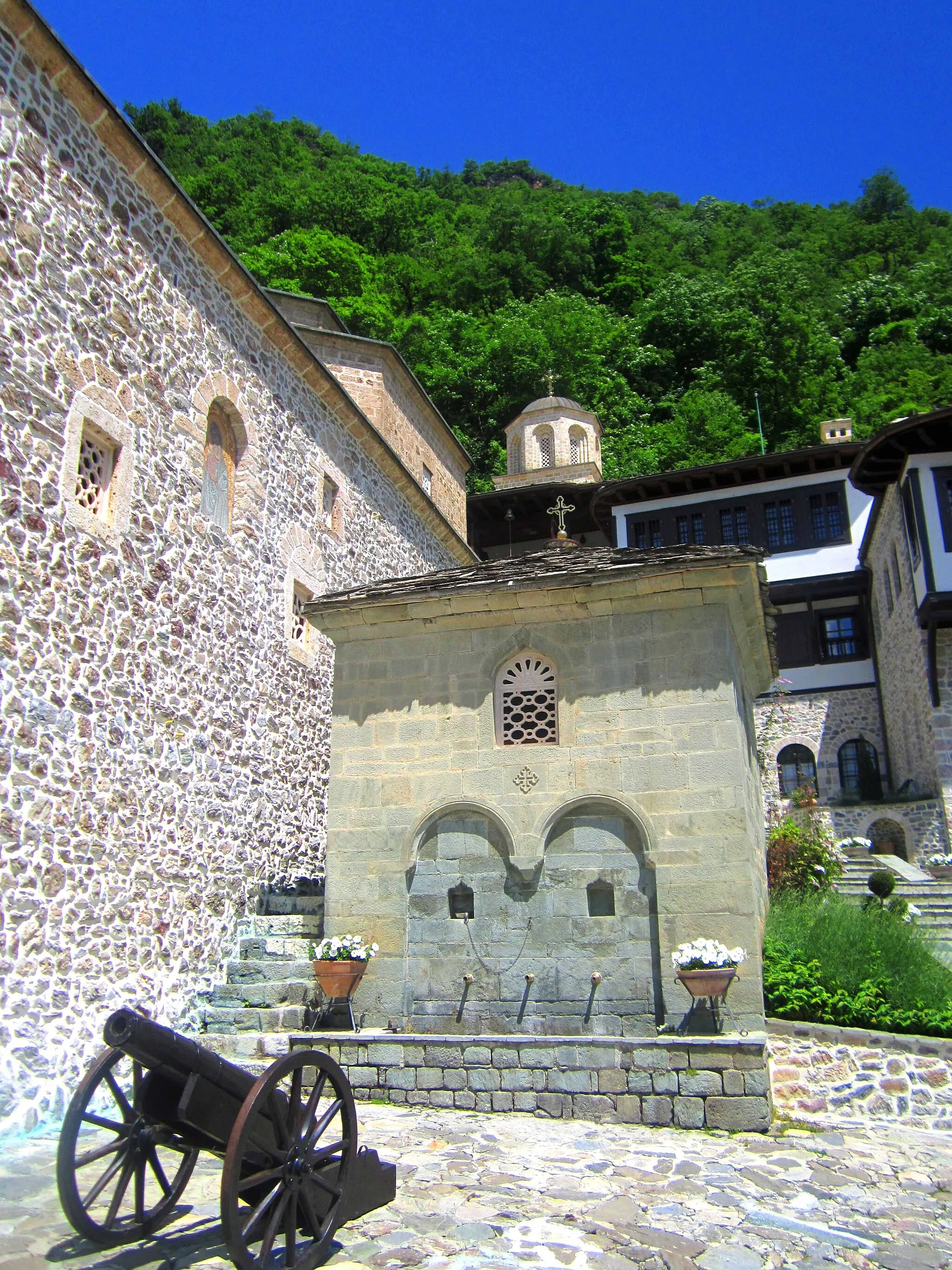 Photo showing: Central inner space of "St.John the Baptist "monastery complex , and old cannon as defensive weapons from past