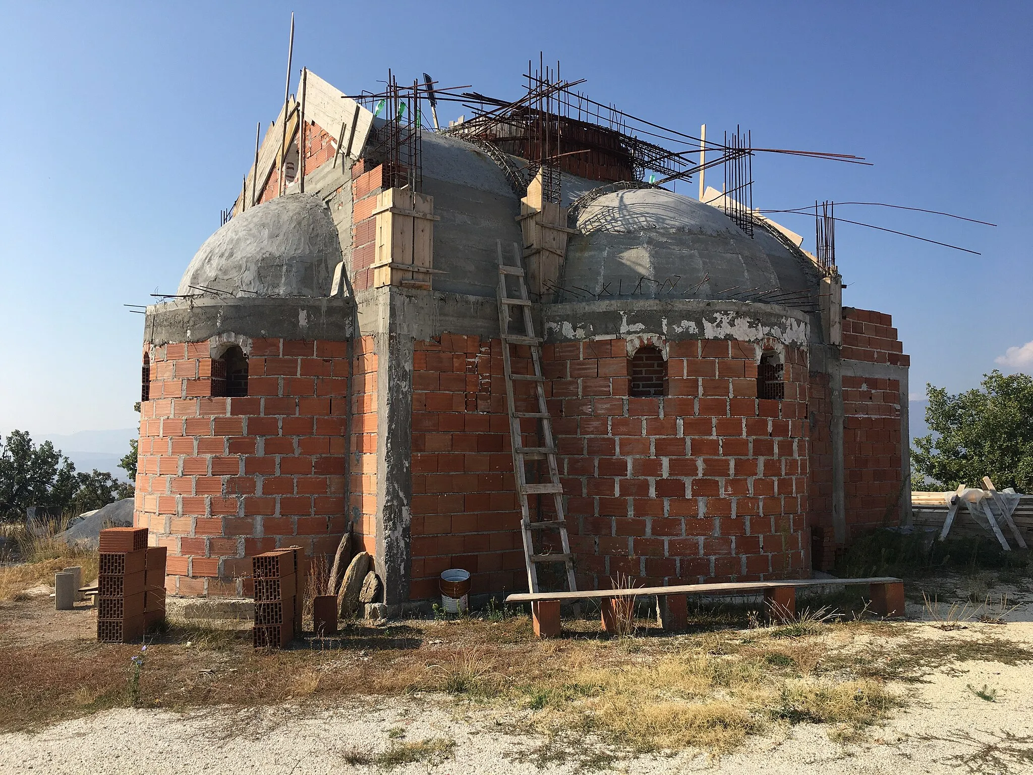 Photo showing: St. Athanasius Church of the Ropotovo Monastery under construction