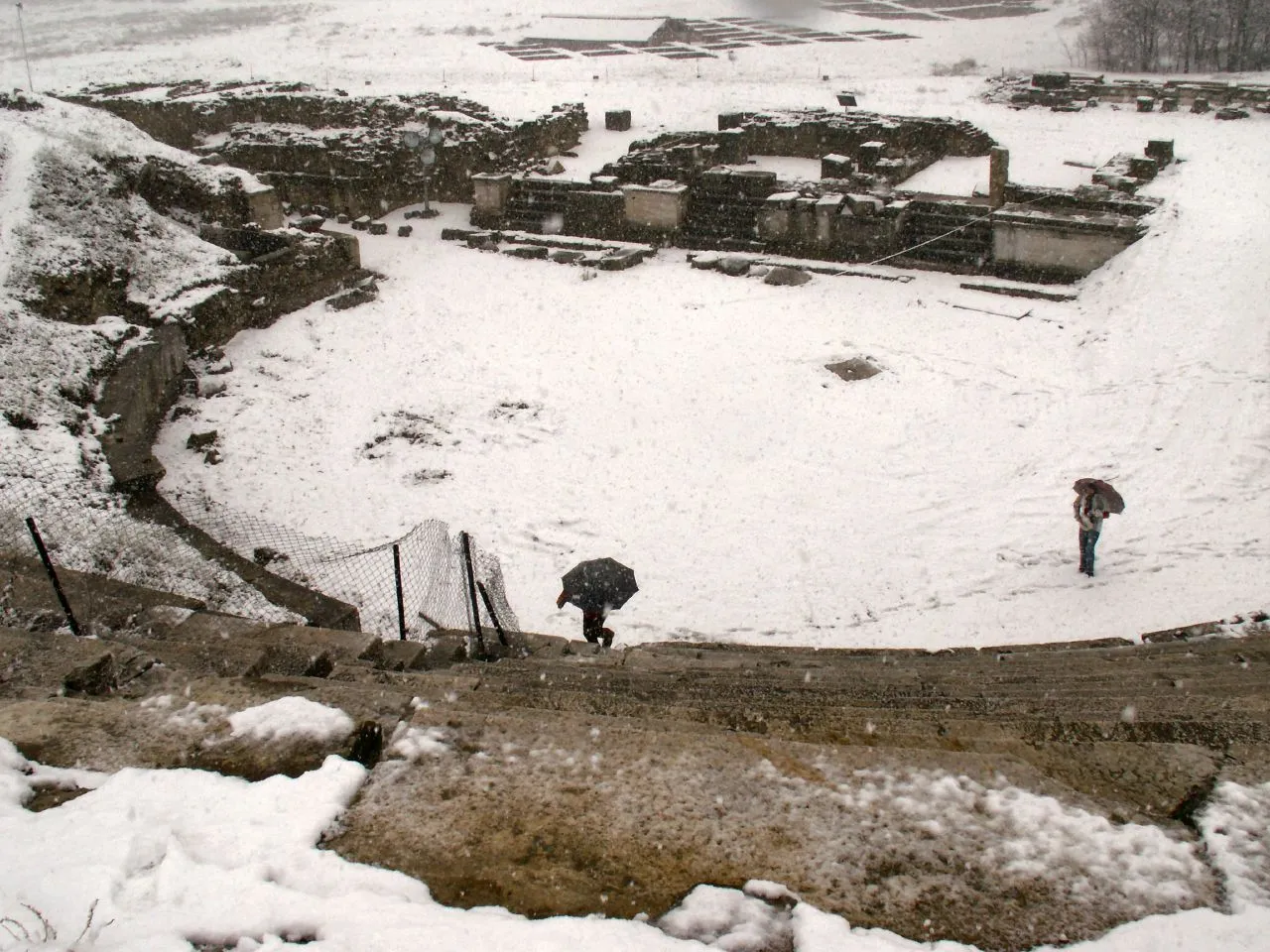 Photo showing: The Roman theater of Stobi (ancient Στόβοι) in the snow. Unlike most other images, this one does not only show the cavea and the orchestra but also the ruins of the scaenae building. (See Roman theatre for general information on the architecture.)