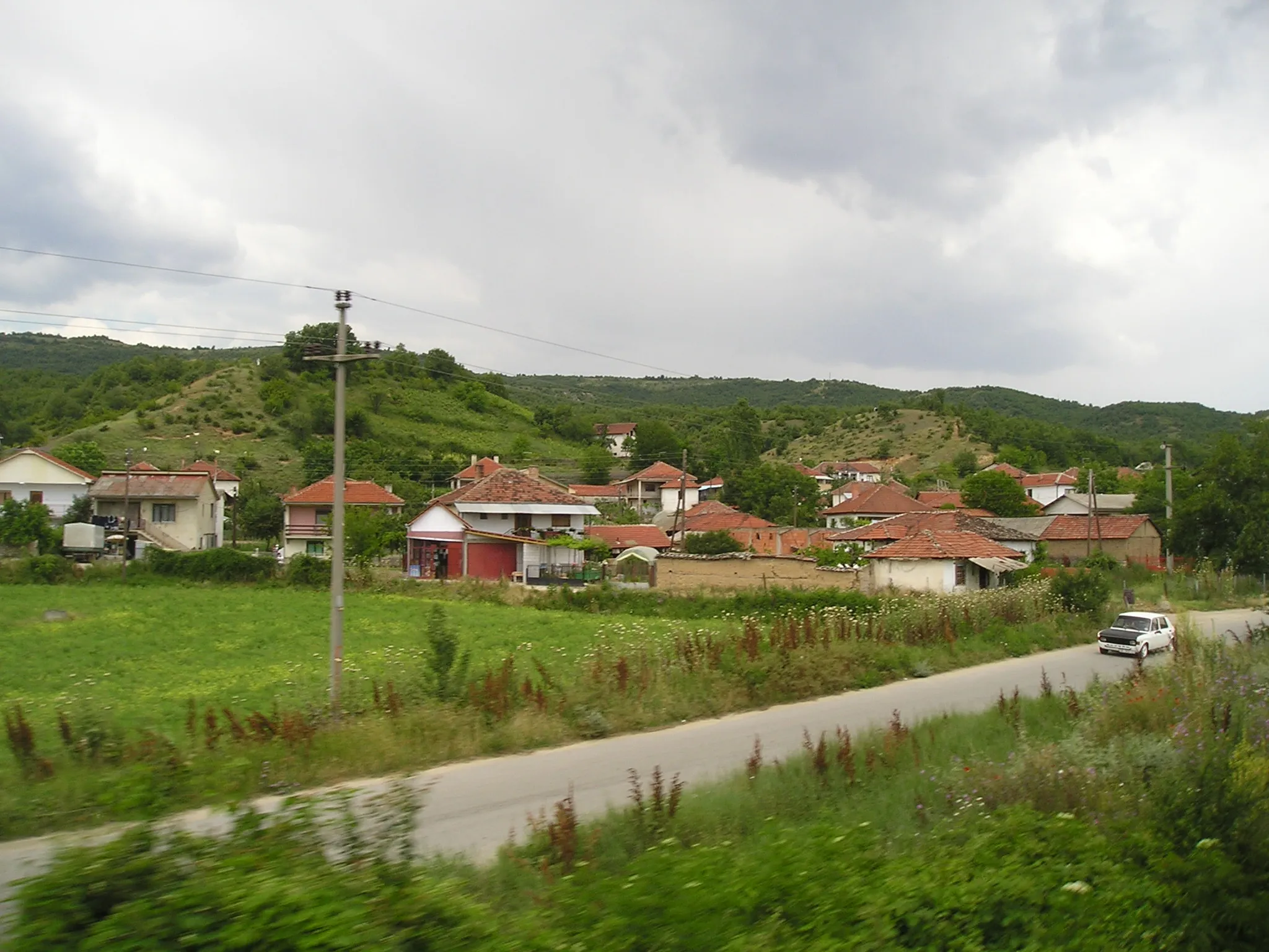 Photo showing: A view over part of the village of Oreshani from the railway Skopje - Veles, Republic of Macedonia.