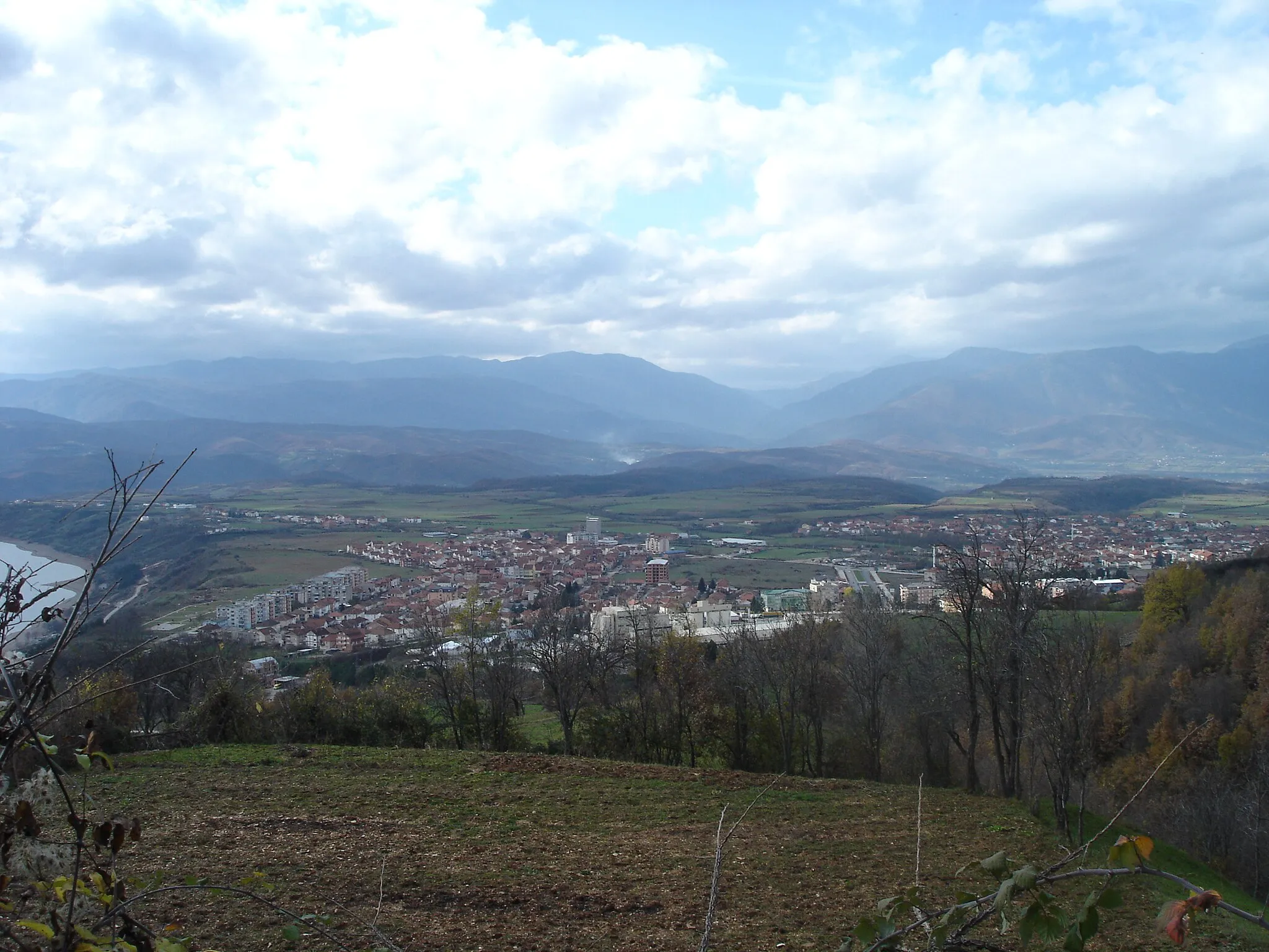 Photo showing: View of the town of Debar from the village of Rajcica, Macedonia