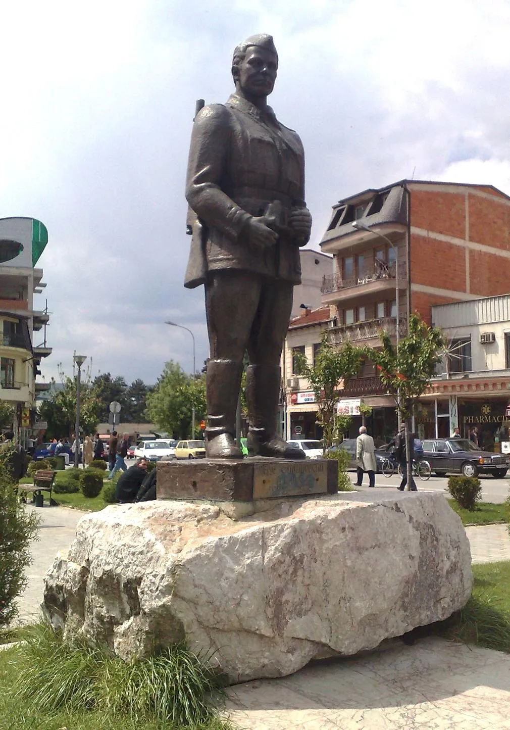 Photo showing: Statue of the People's Hero of Macedonia Čede Filipovski Dame in Gostivar, Republic of Macedonia.