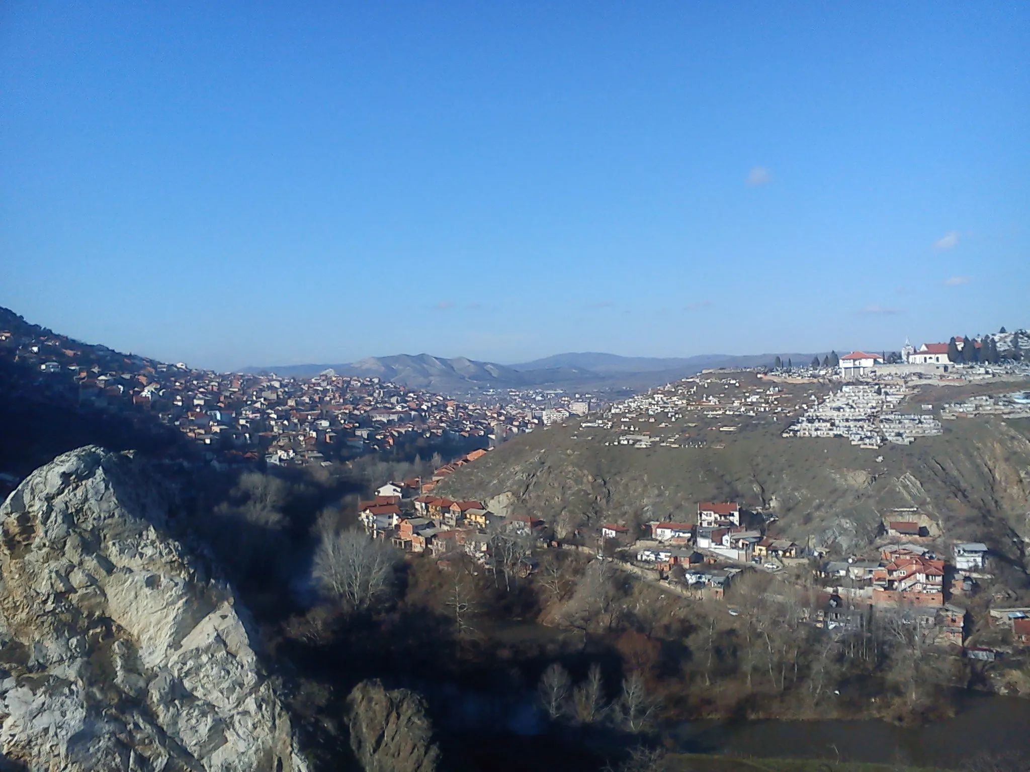 Photo showing: Поглед на градот Велес од ридовите над реката Тополка