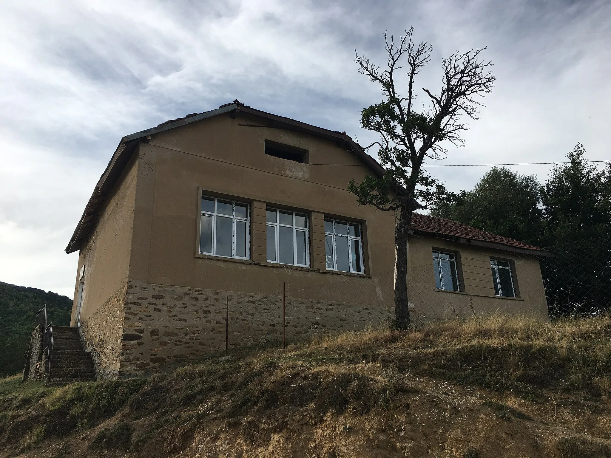 Photo showing: Nikola Karev Primary School in the village of Belušino