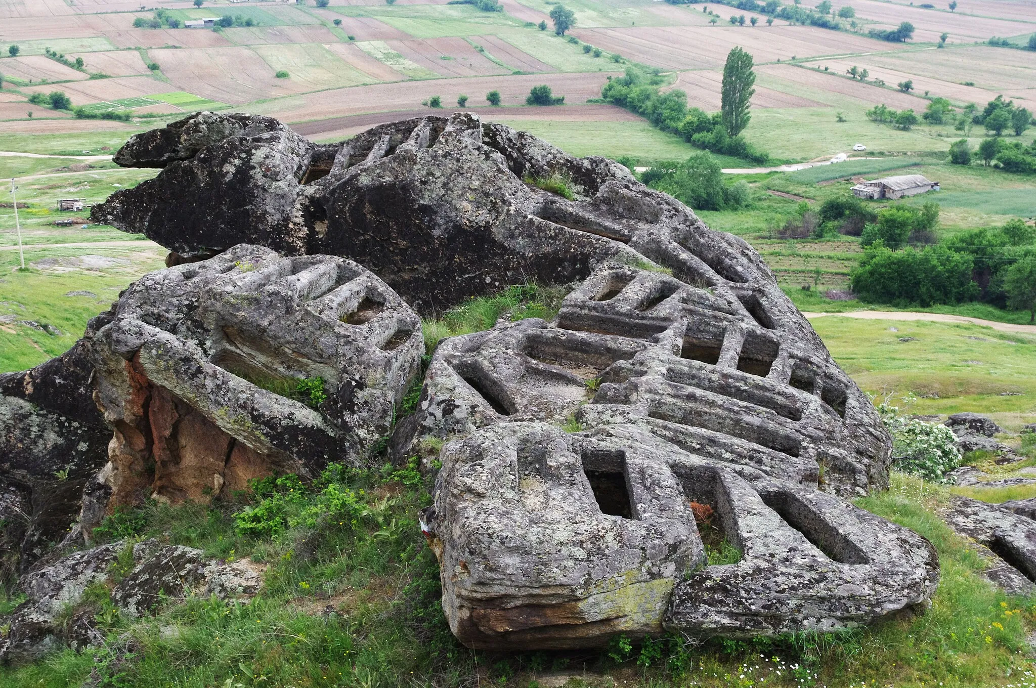 Photo showing: Stone tombs and a rock in the shape of lizard, Marko's Towers, Prilep, Macedonia