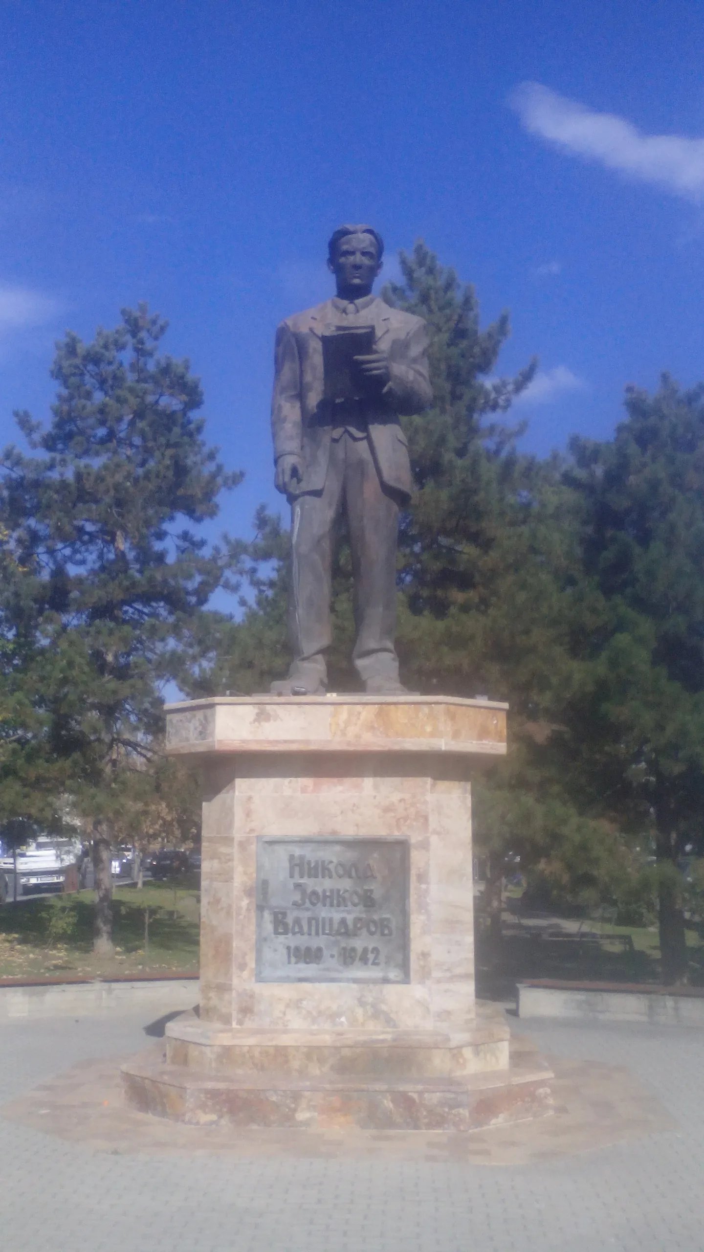 Photo showing: Споменик на Никола Јонков Вапцаров во Општина Бутел.