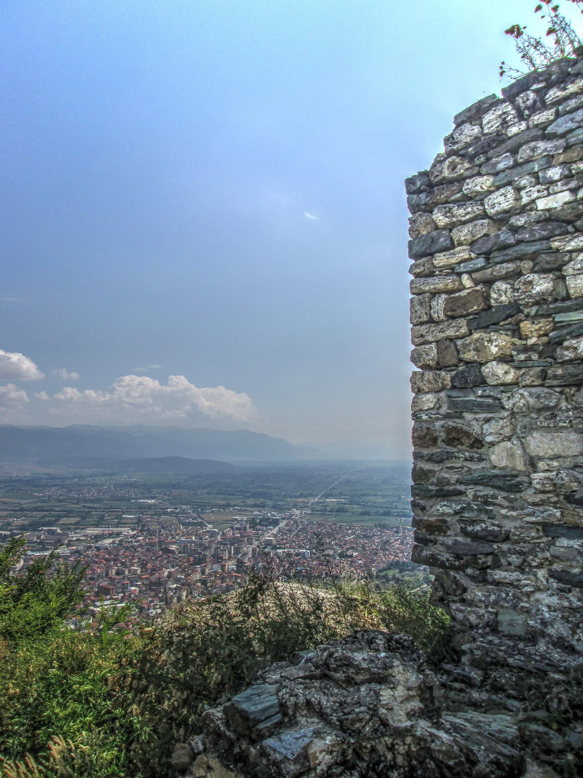 Photo showing: The oldest traces of Tetovo Kale, Isar Fortress archaeological site on top of Baltepe above Tetovo that remains of the fortress walls are large blocks of limestone, carved properly drawn wild digging, derived from IV-III century, the inner part has 5 beautiful palaces large kitchens, bathrooms, a well in the middle and three exit tunnels.