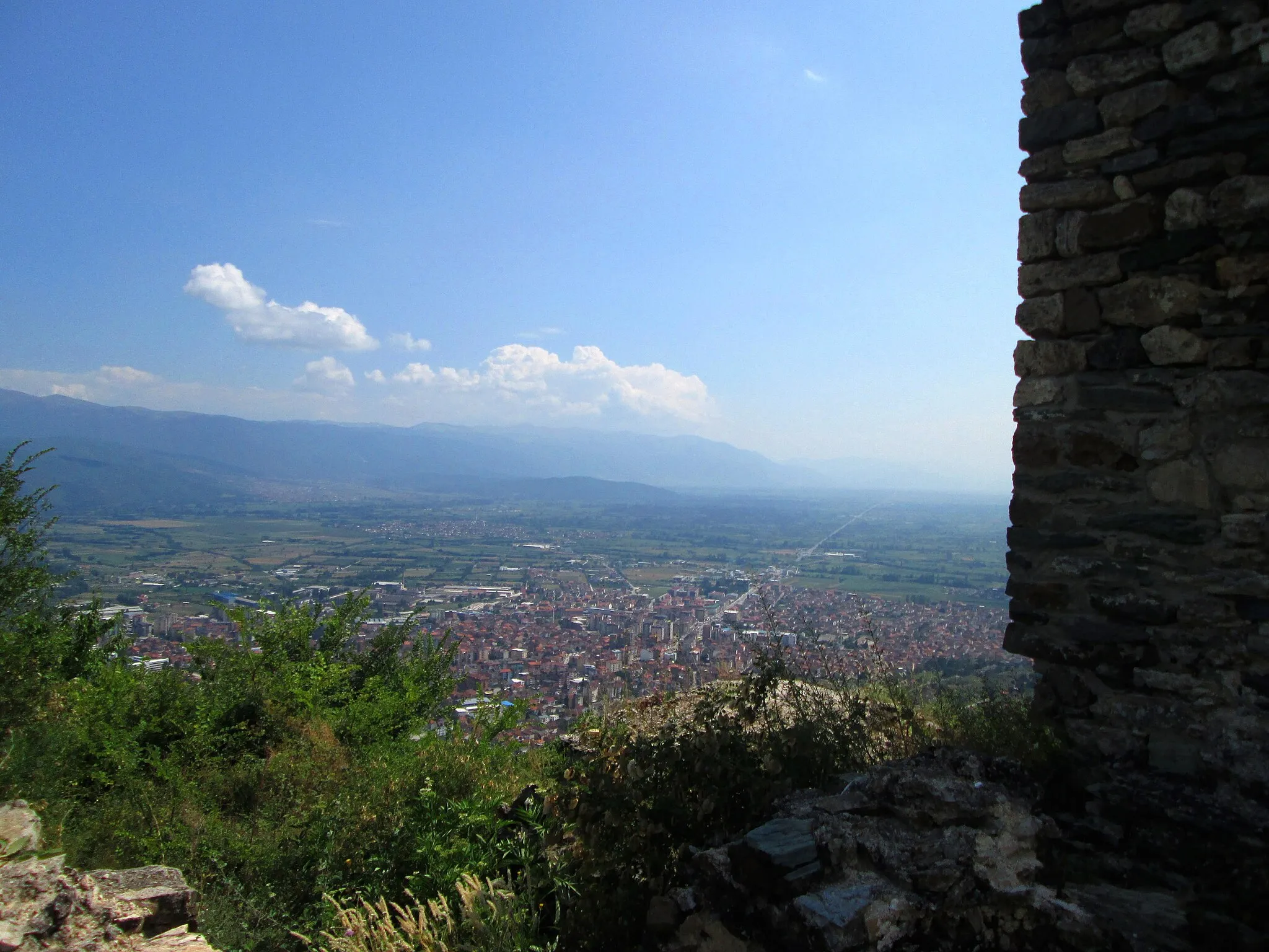 Photo showing: The oldest traces of Tetovo Kale, Isar Fortress archaeological site on top of Baltepe above Tetovo that remains of the fortress walls are large blocks of limestone, carved properly drawn wild digging, derived from IV-III century, the inner part has 5 beautiful palaces large kitchens, bathrooms, a well in the middle and three exit tunnels.