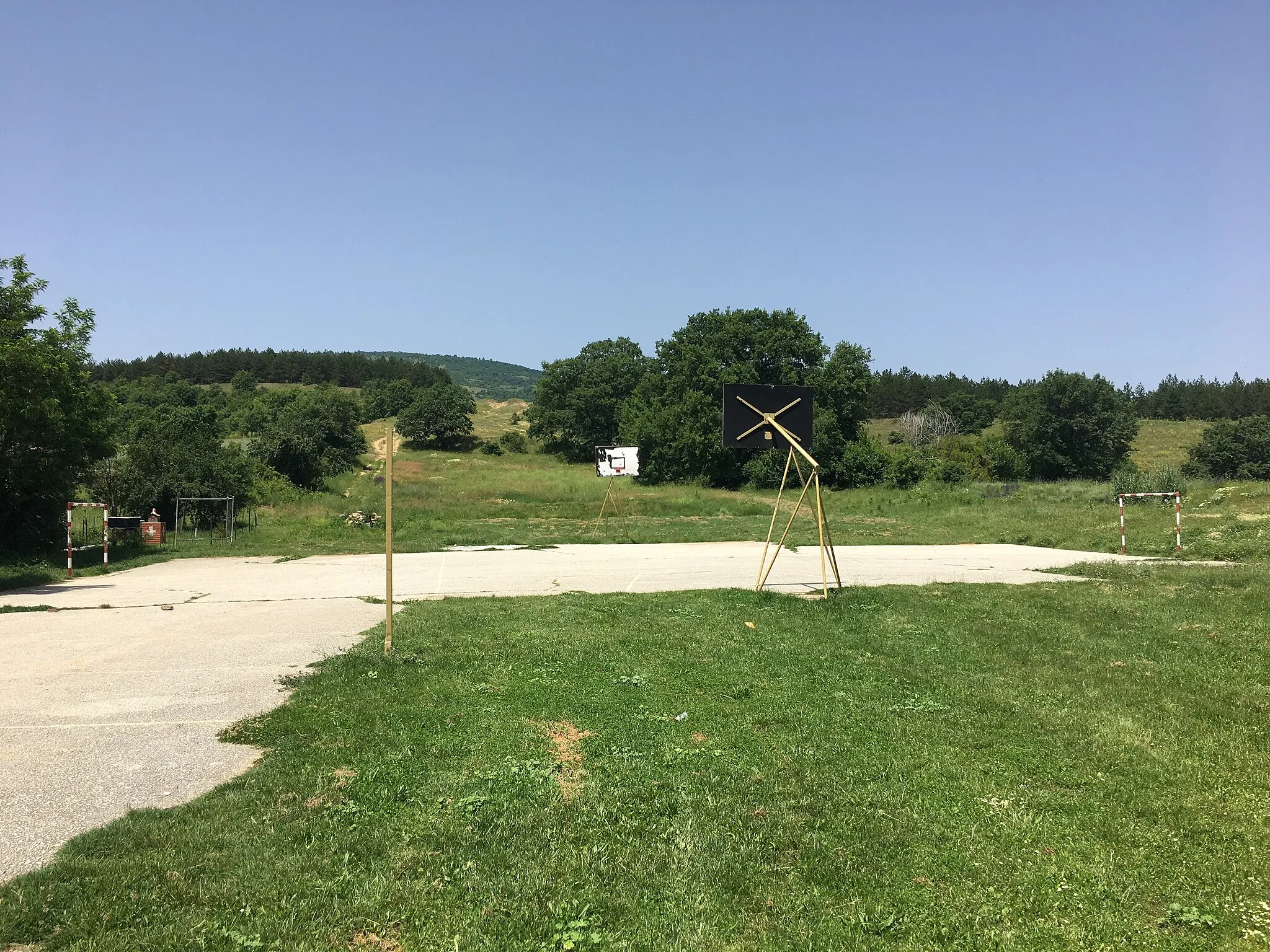 Photo showing: A playing ground in Kočo Racin Primary School's yard in the village of Ivanjevci