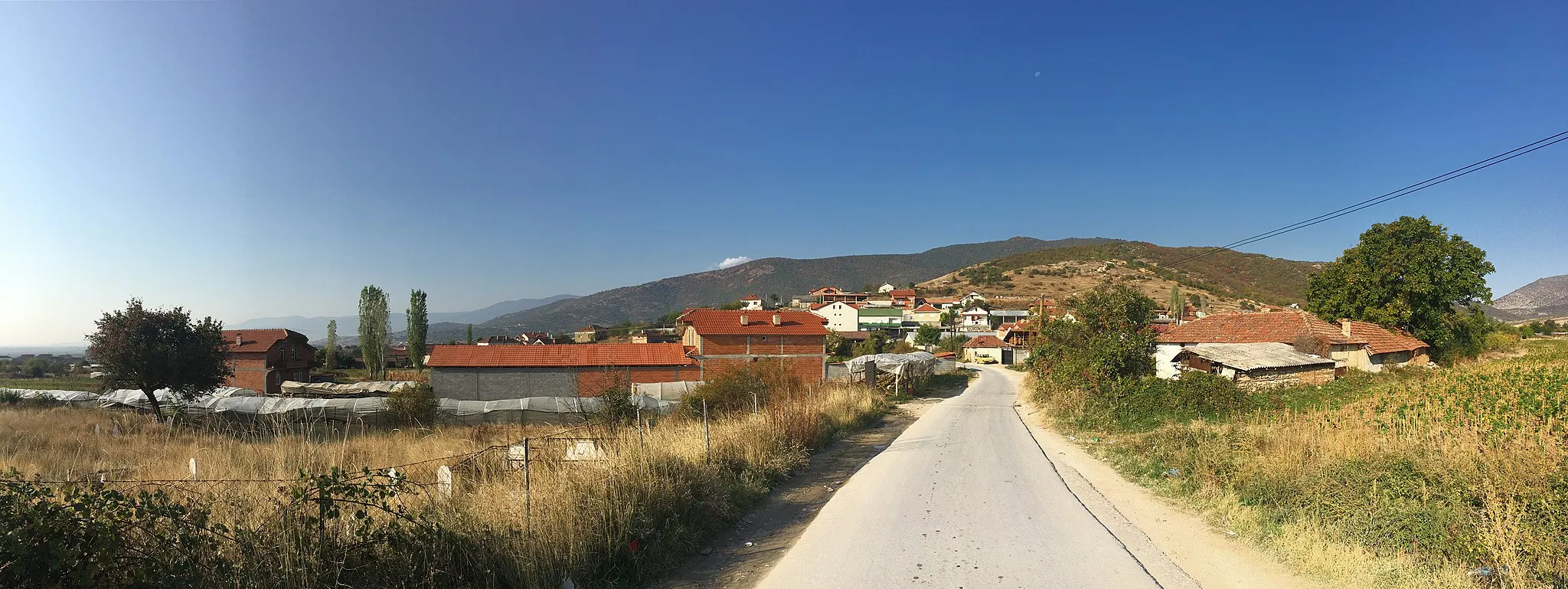 Photo showing: A panoramic view of the village of Debrešte