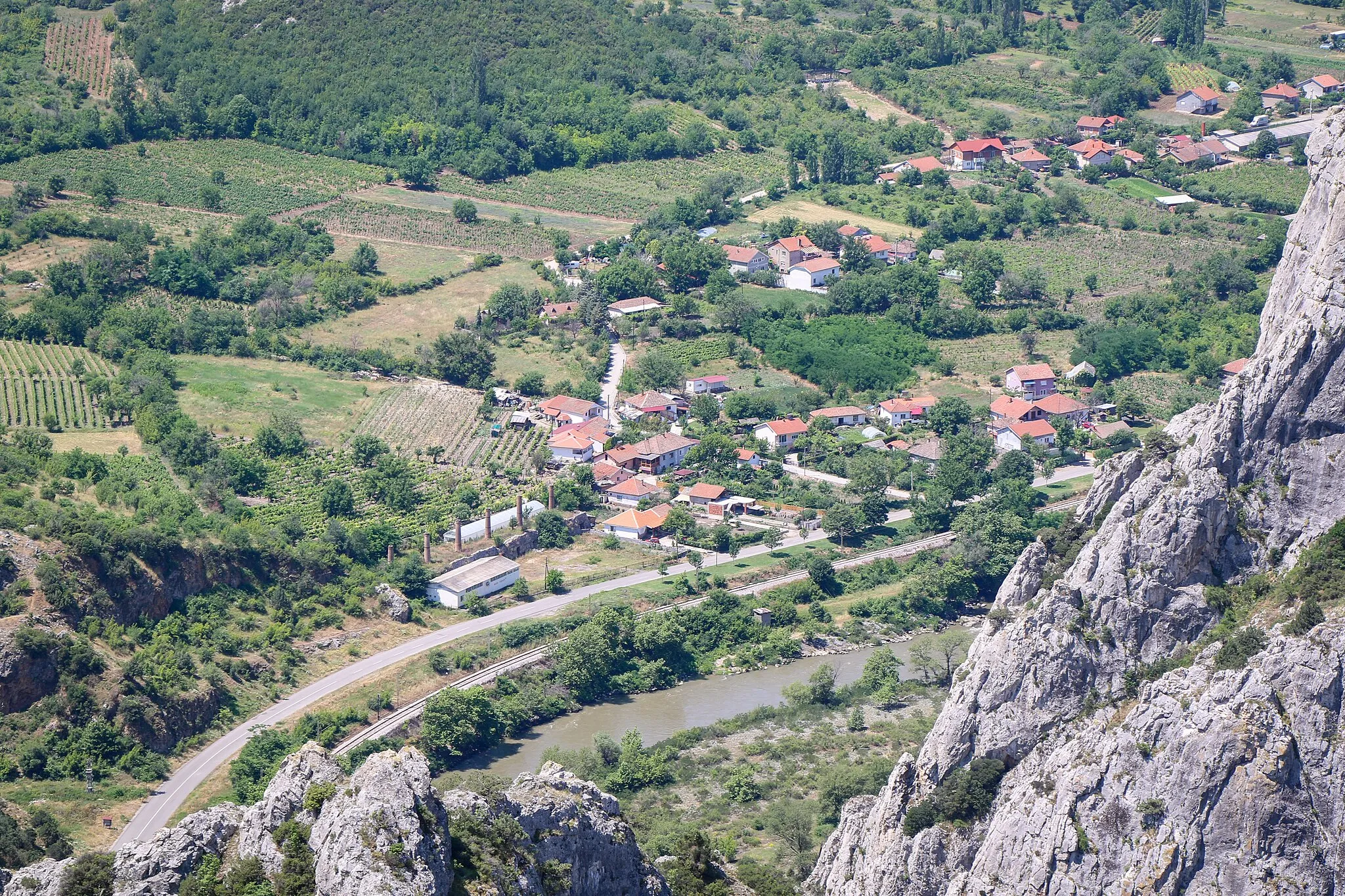 Photo showing: The town of Demir Kapija, Macedonia, seen from the archaeological site Kale (also called Strezov Grad).