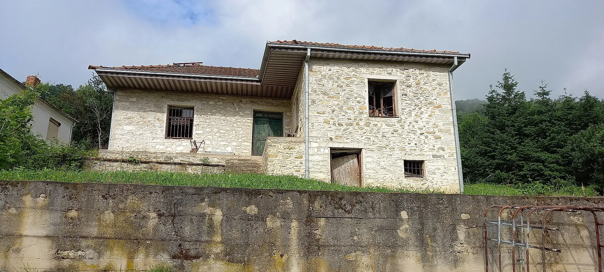 Photo showing: A house in Nižepole, Bitola Municipality.